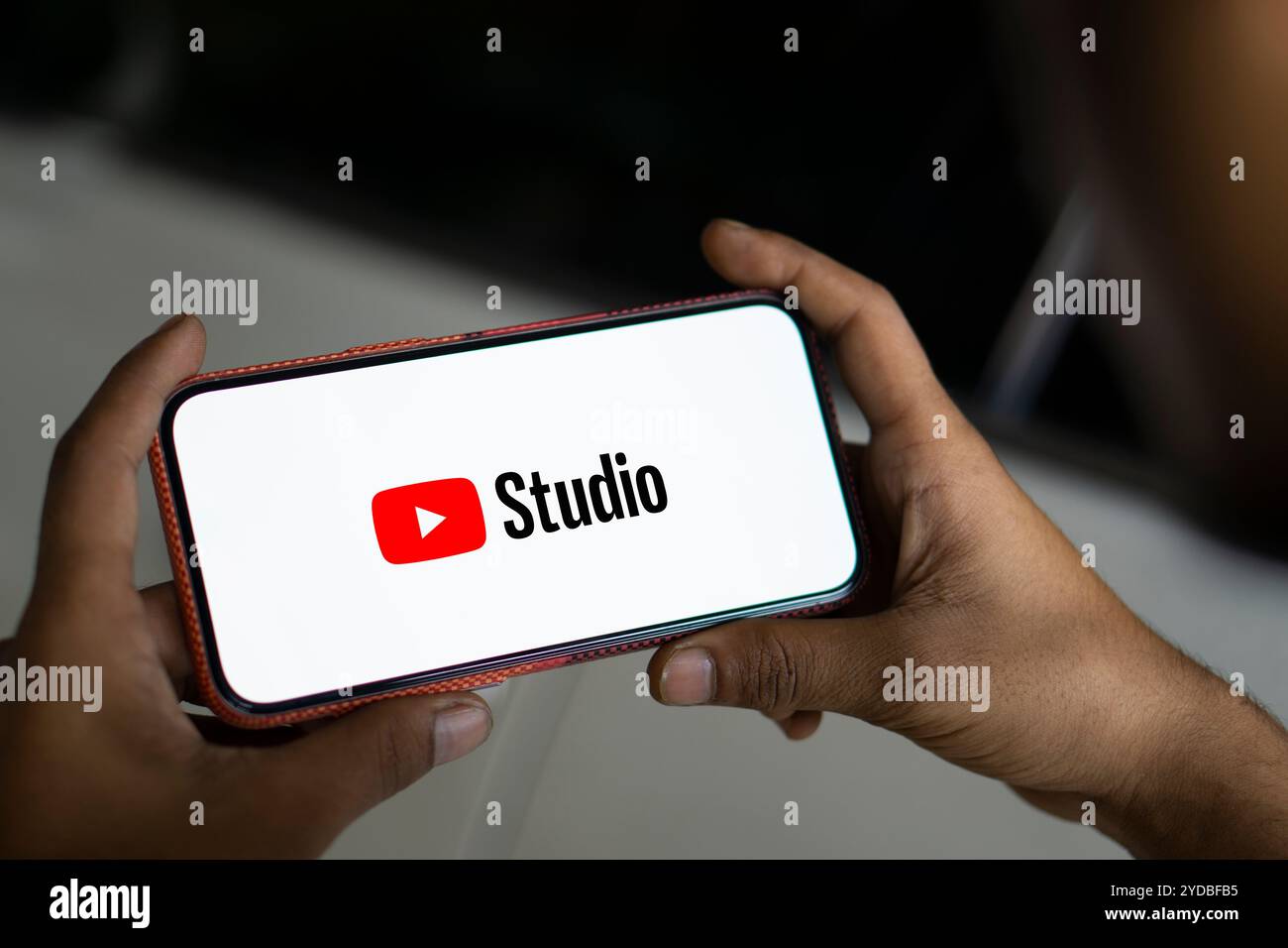 Dacca, Bangladesh - 23 luglio 2024: Il logo YouTube Studio viene visualizzato sullo smartphone. Foto Stock