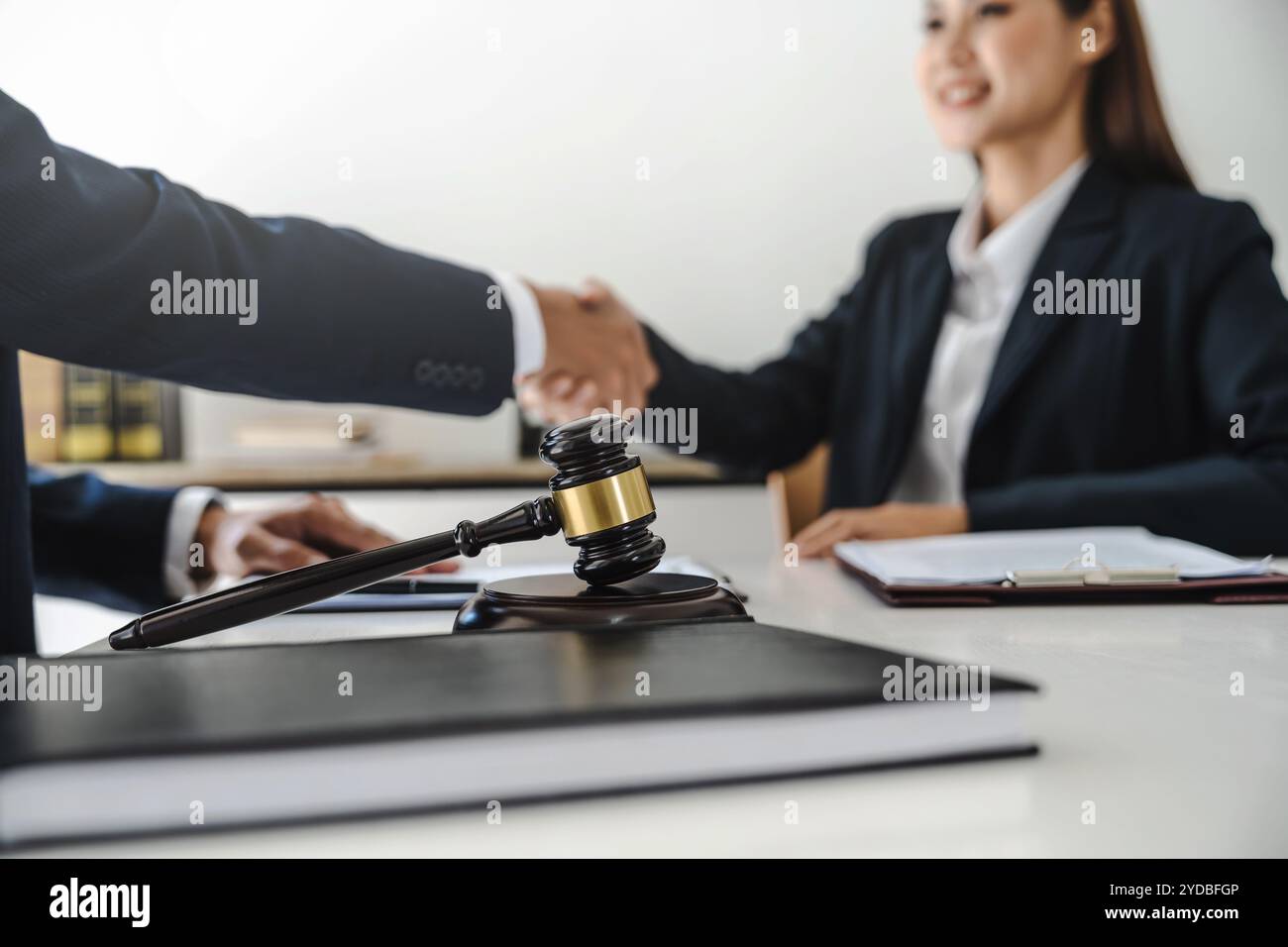 Consulente legale che stringe la mano con il cliente firma il contratto. nello studio legale. Stretta di mano per una riunione d'affari. Â Foto Stock