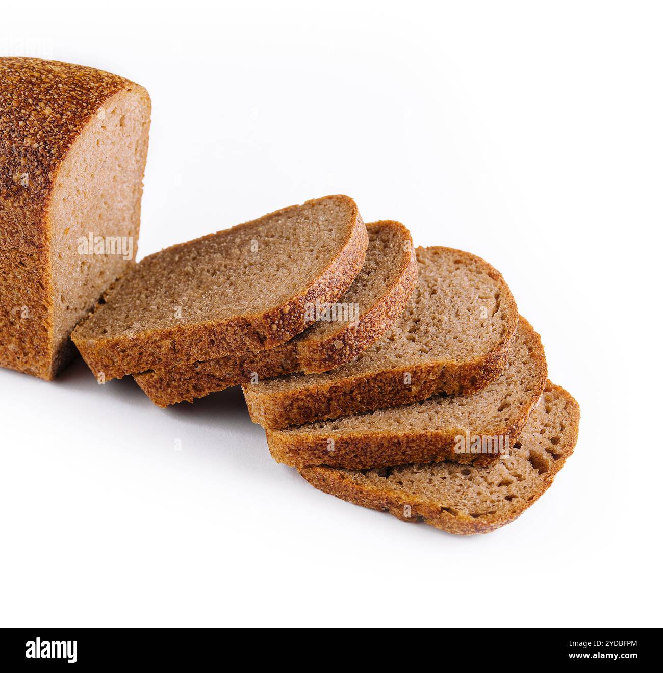 Il pane nero di primo piano su bianco con slice Foto Stock