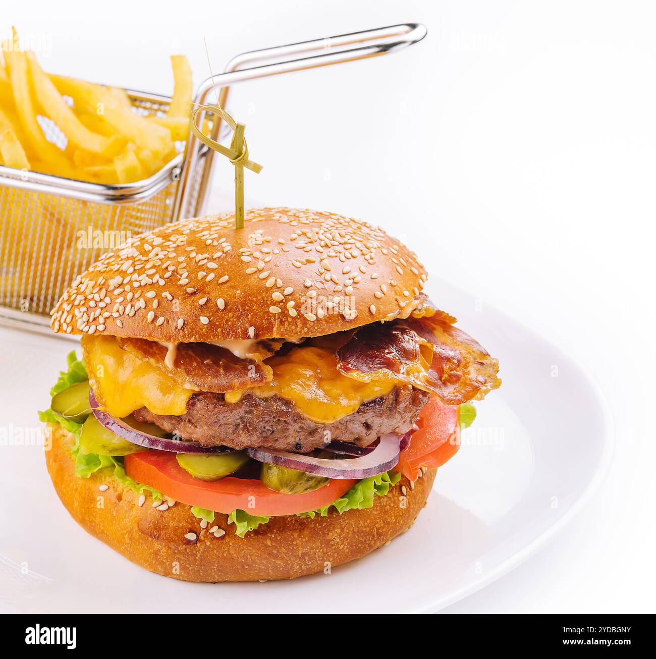 Hamburger di manzo con pancetta e patatine fritte Foto Stock