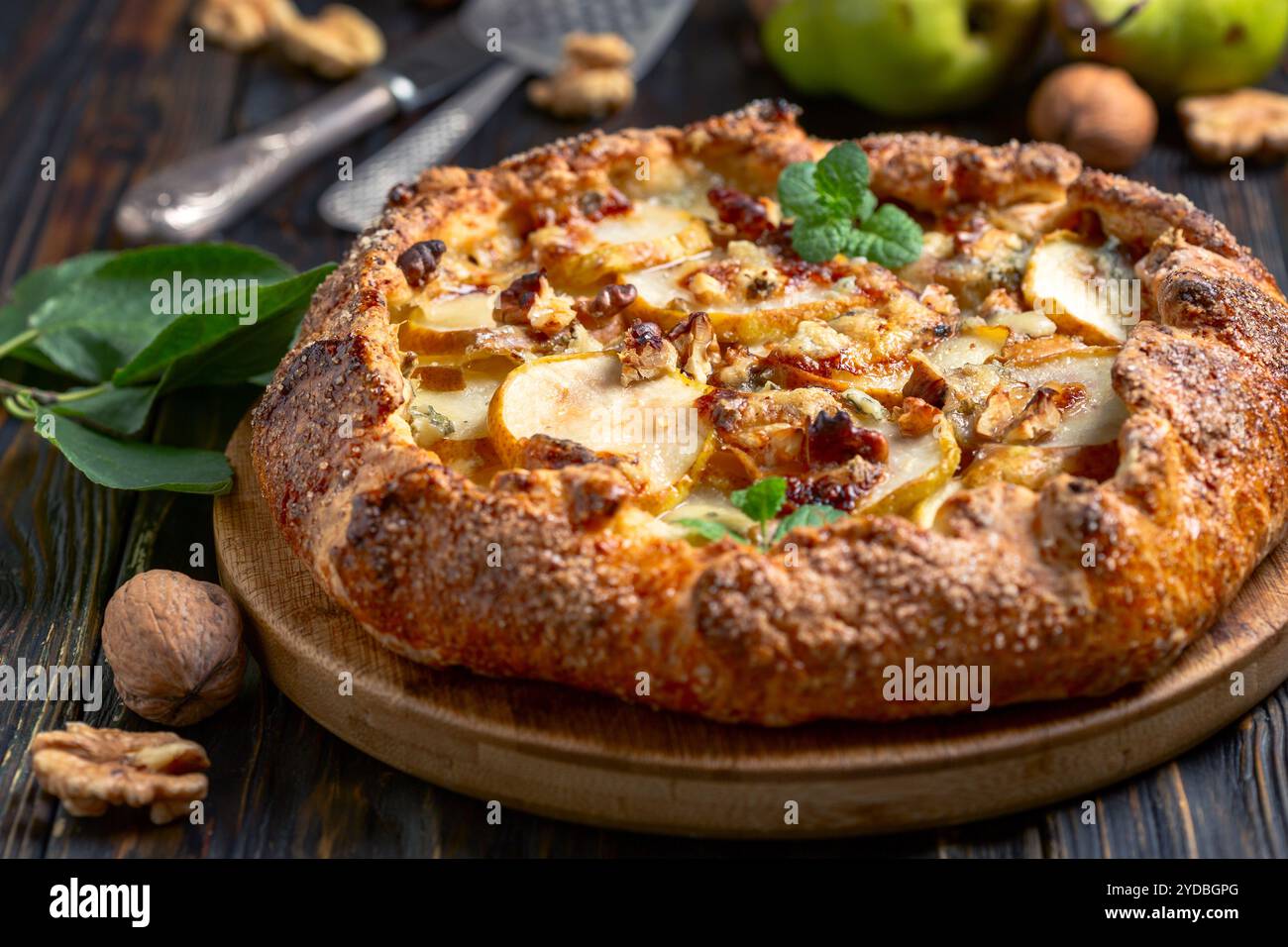 Torta aperta fatta in casa (galette) con pere, formaggio blu e noci. Foto Stock