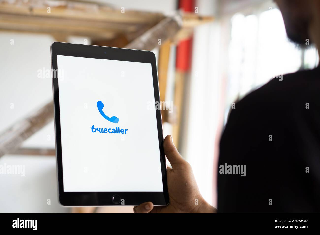 Dacca, Bangladesh - 25 luglio 2024: Il logo Truecaller viene visualizzato sull'iPad. Truecaller è un'applicazione per smartphone dotata di funzioni Foto Stock