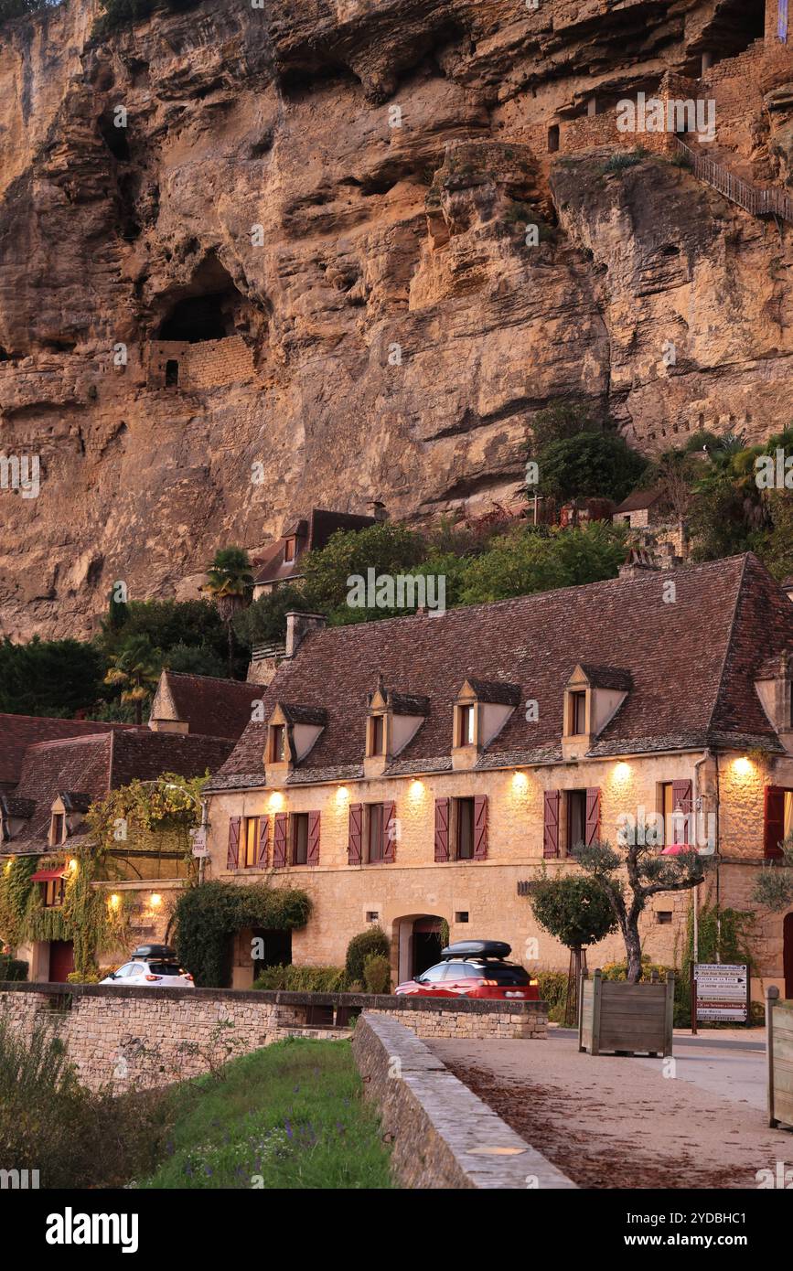 Tardo autunno nel villaggio di la Roque-Gageac e sul fiume Dordogna nel Périgord Noir. La Roque-Gageac è considerata una delle più belle Foto Stock