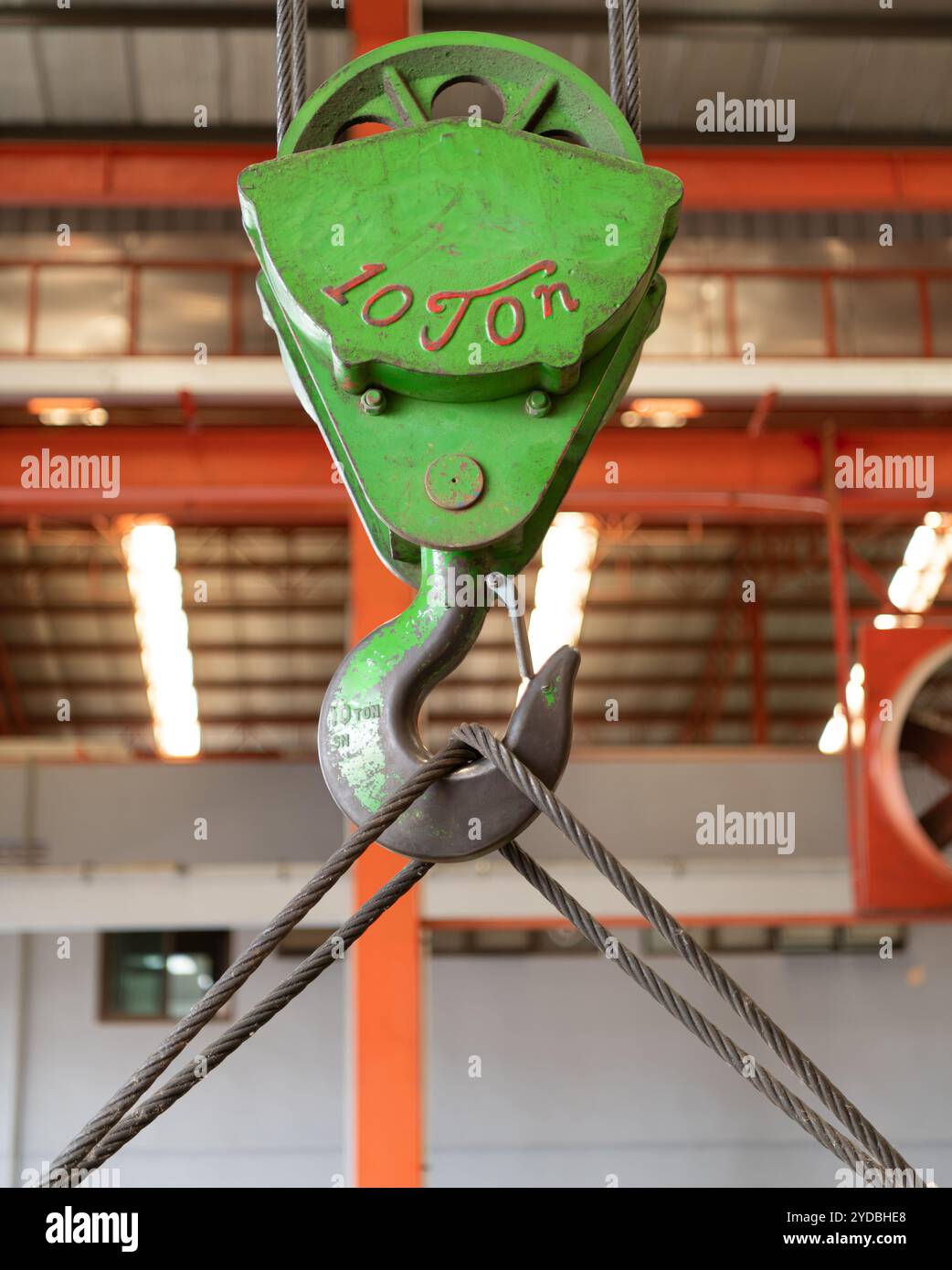 Ganci in metallo per applicazioni di sollevamento industriali pesanti. Foto Stock