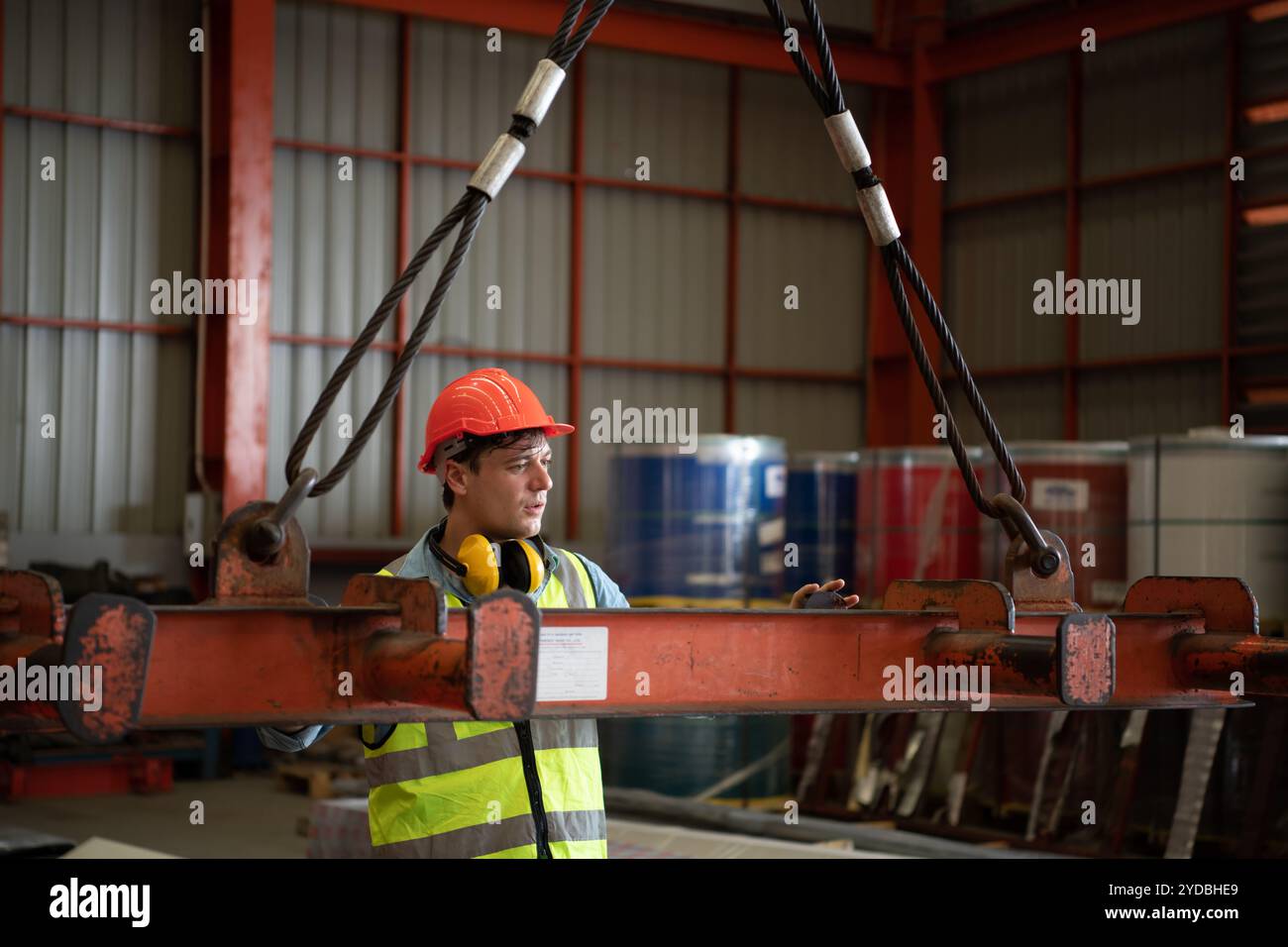 Due giovani ingegneri che testano e controllano il funzionamento della gru a semi-gantry Foto Stock