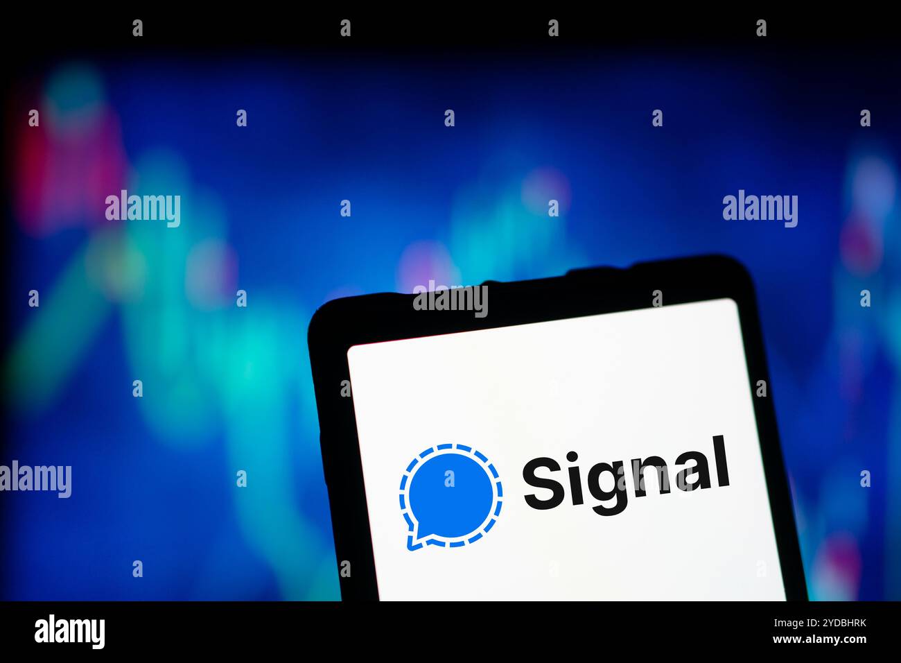 Dhaka, Bangladesh - 27 luglio 2024: Il logo del segnale viene visualizzato sullo smartphone. Signal è un servizio di messaggistica crittografato. Foto Stock