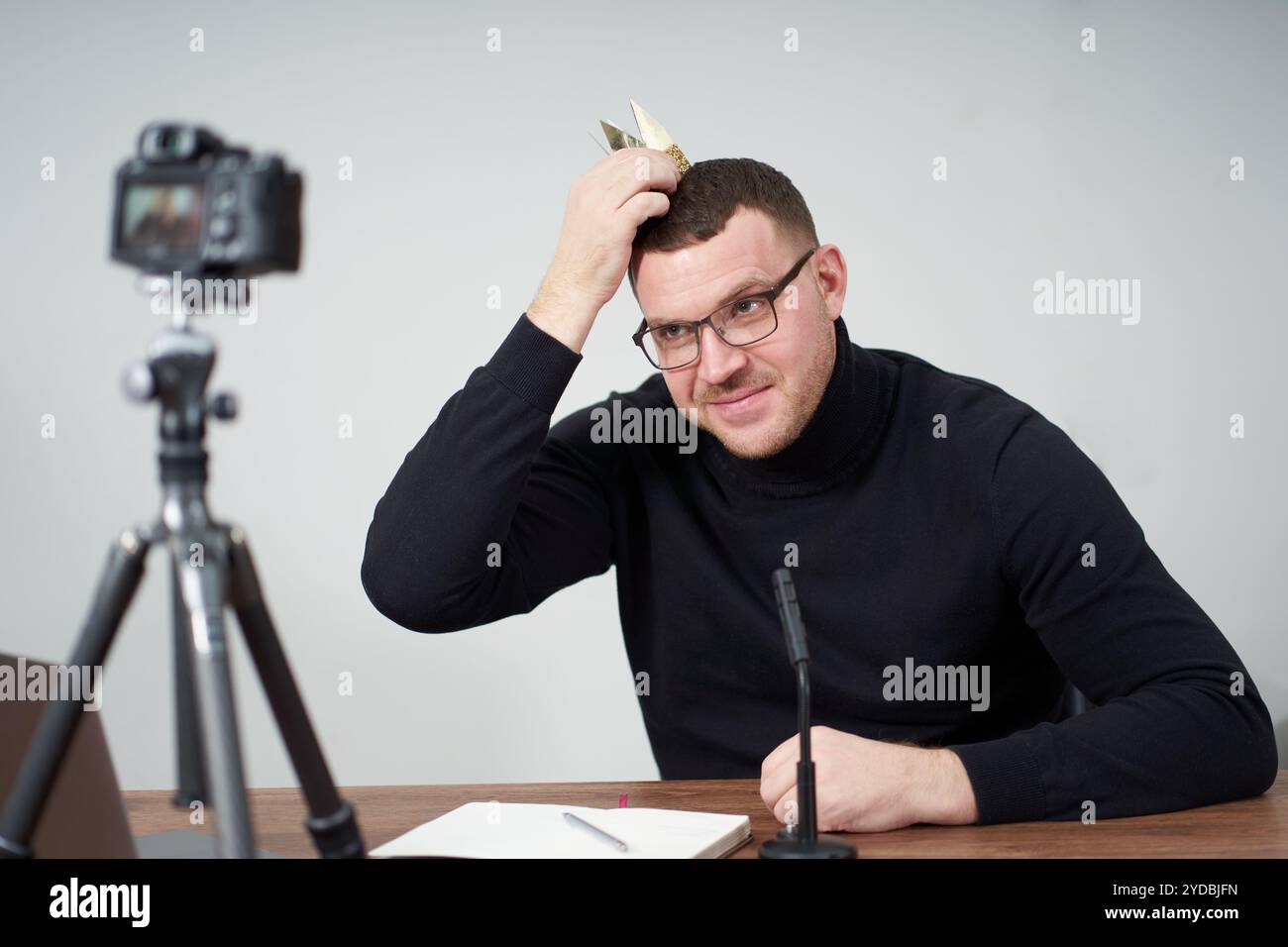 Uomo che filma video blog con fotocamera con treppiede per follower online. Nei social media, Influencer, nuova tecnologia e Internet conc Foto Stock