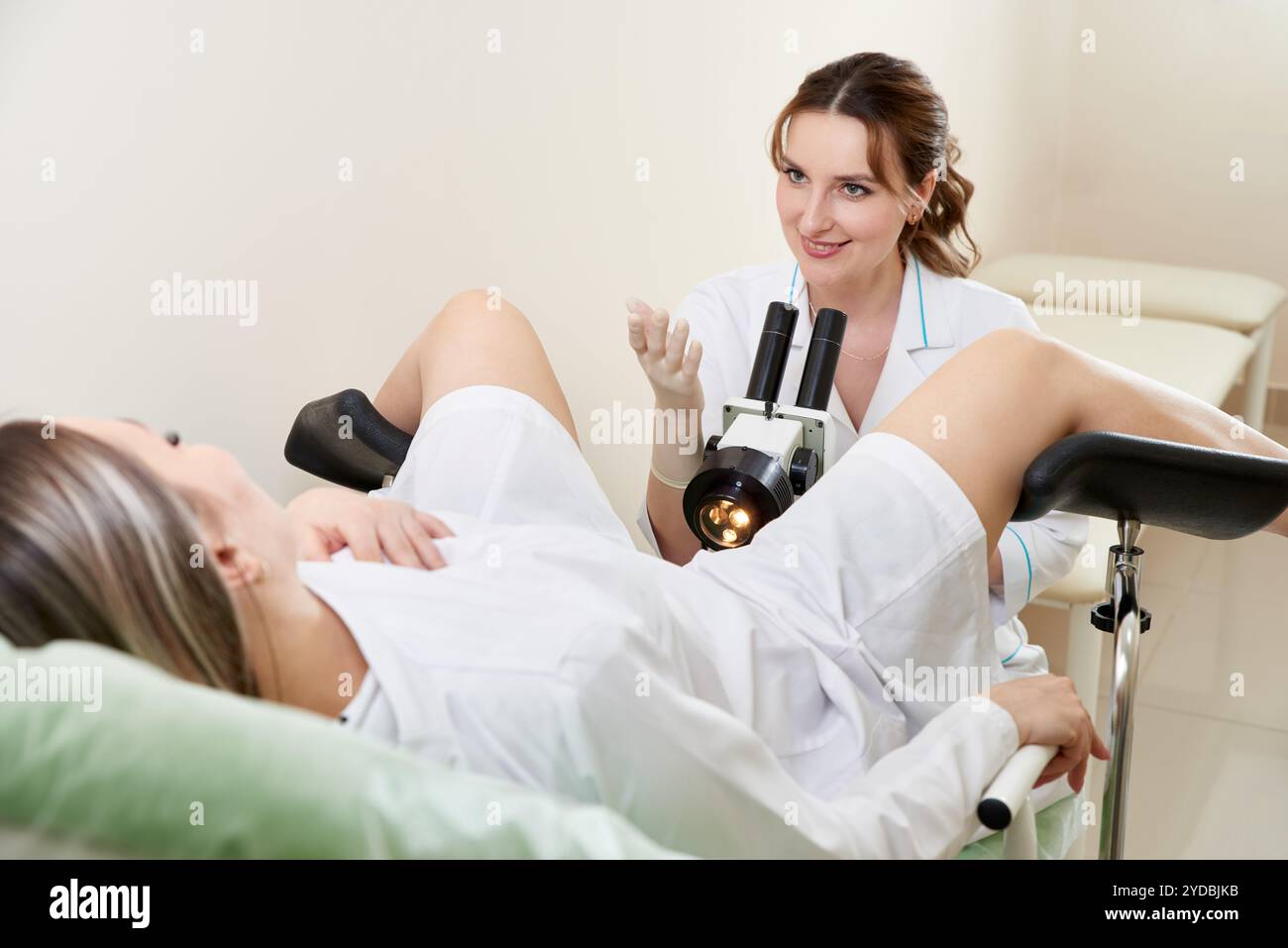 Ginecologo che esamina un paziente con un microscopio in medicina moderna clinica Foto Stock