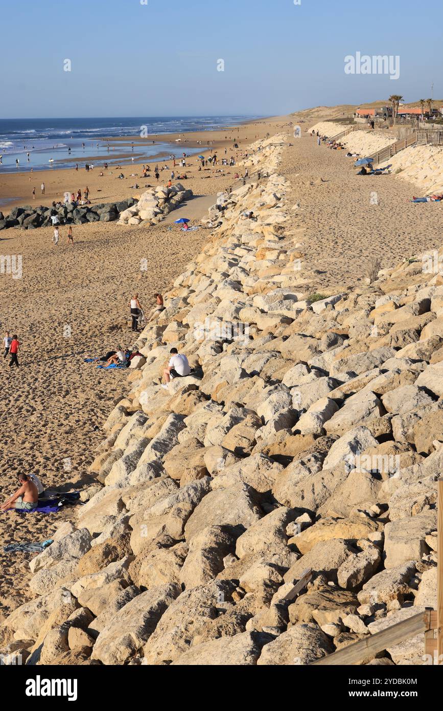 Riscaldamento globale, innalzamento del livello del mare e ritiro costiero. Riempi la costa nel villaggio balneare di Lacanau-Océan per rallentare il ritiro del AT Foto Stock