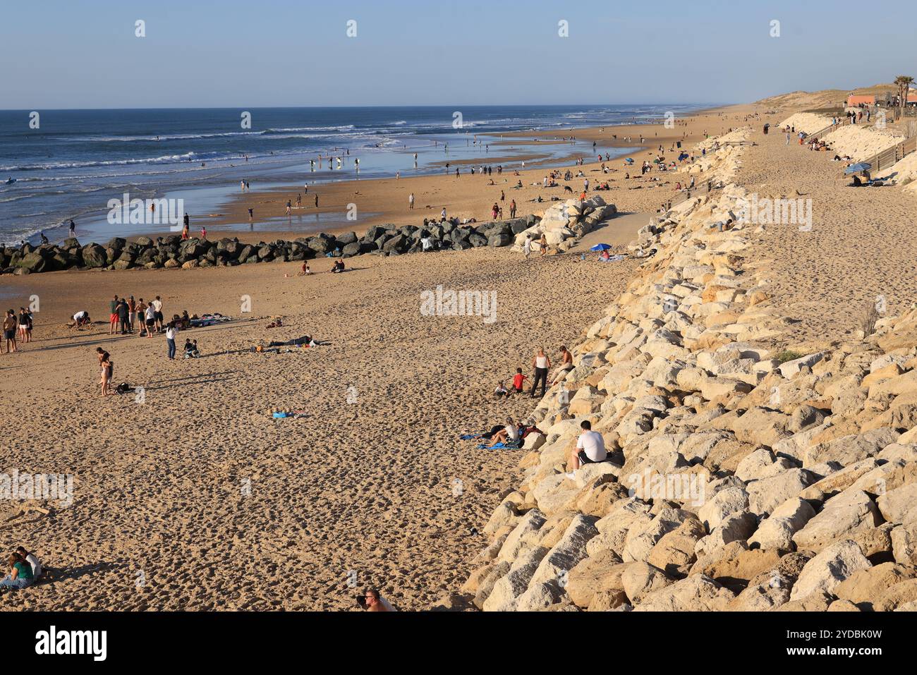 Riscaldamento globale, innalzamento del livello del mare e ritiro costiero. Riempi la costa nel villaggio balneare di Lacanau-Océan per rallentare il ritiro del AT Foto Stock