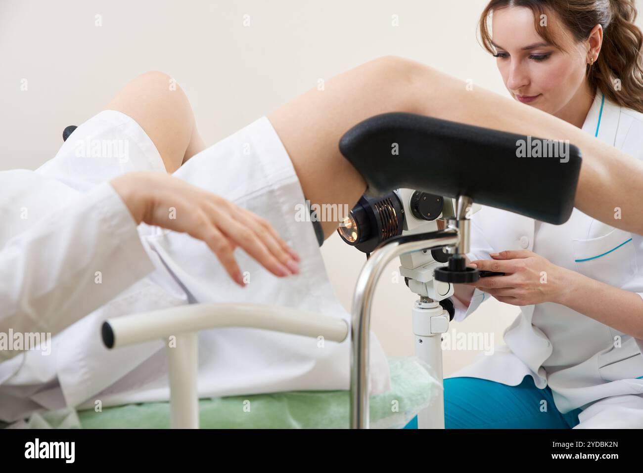 Ginecologo che esamina un paziente con un microscopio in medicina moderna clinica Foto Stock