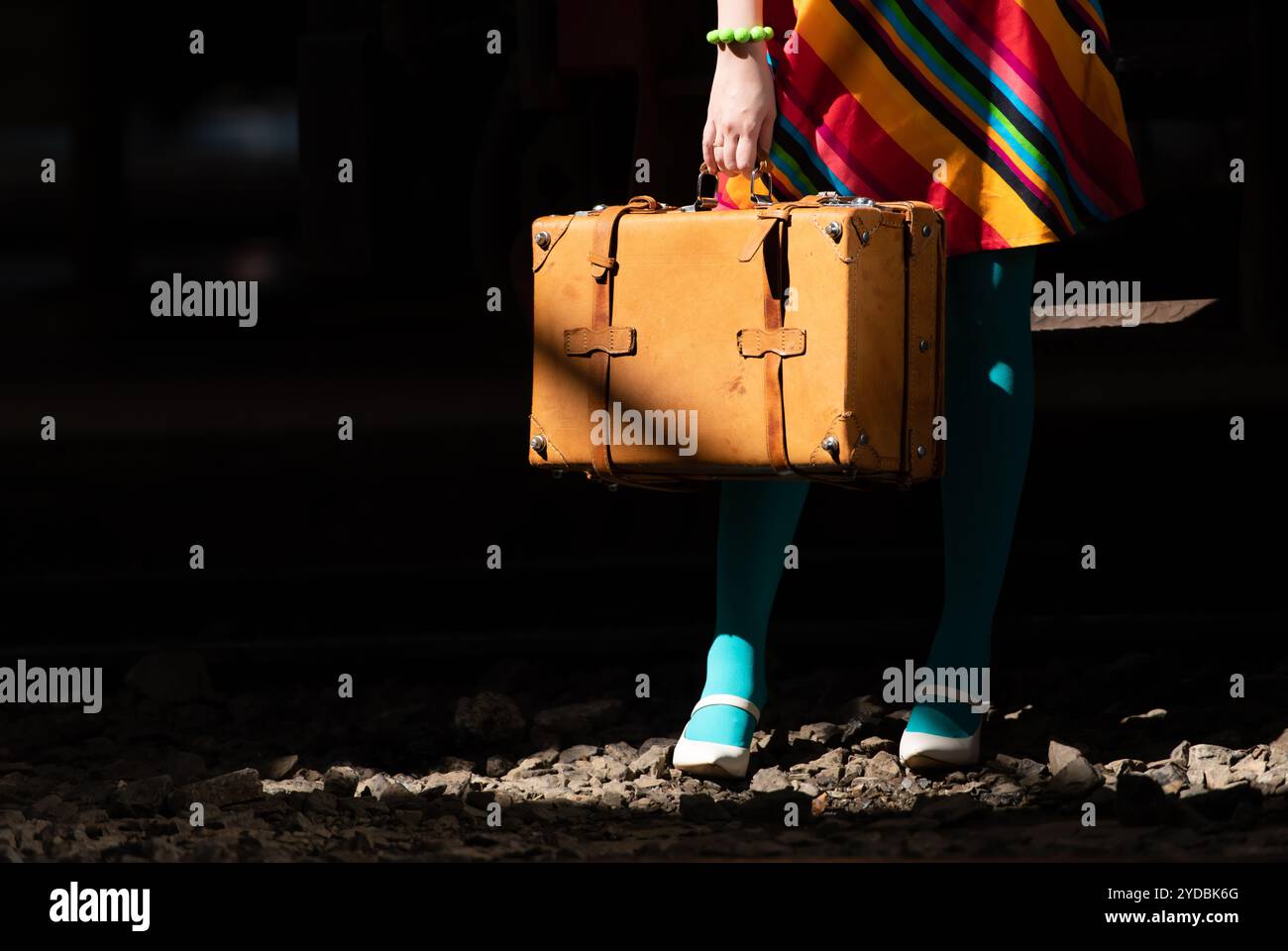La classica valigia marrone era molto popolare negli anni '1900 per i viaggi. Foto Stock