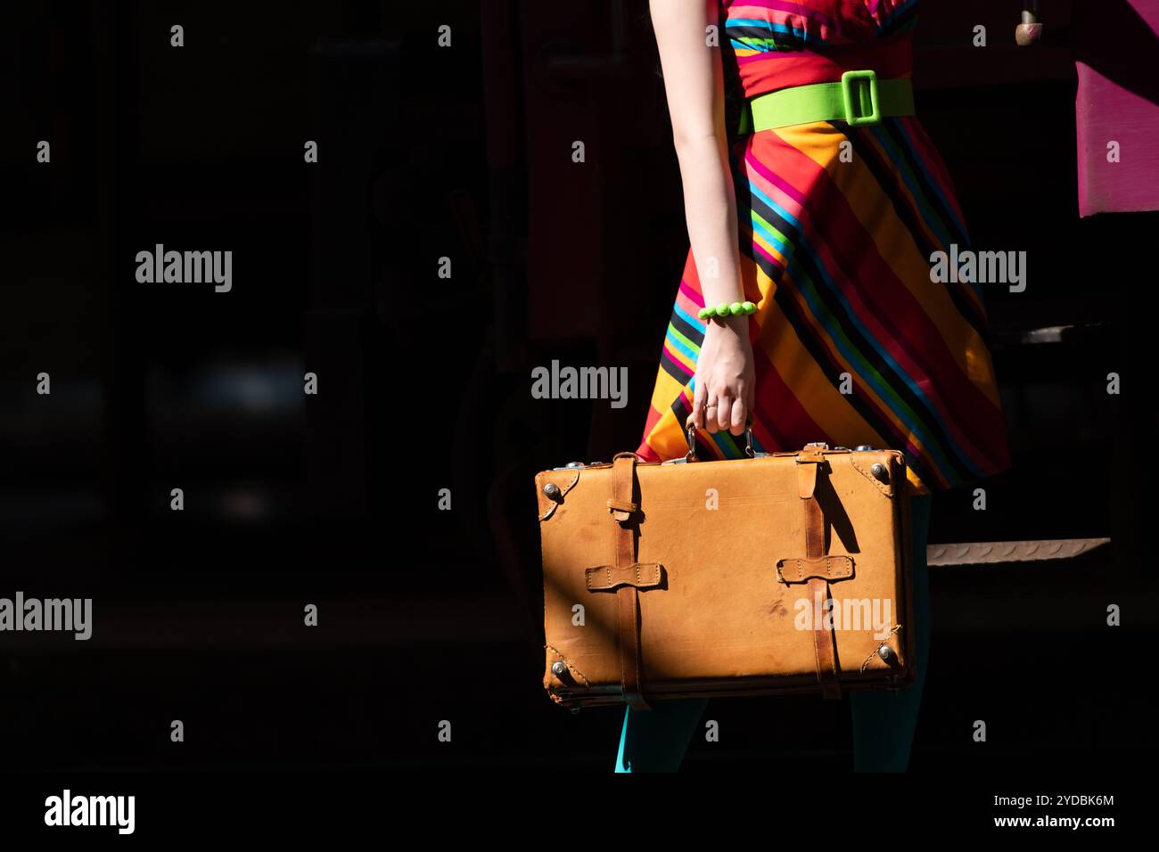 La classica valigia marrone era molto popolare negli anni '1900 per i viaggi. Foto Stock