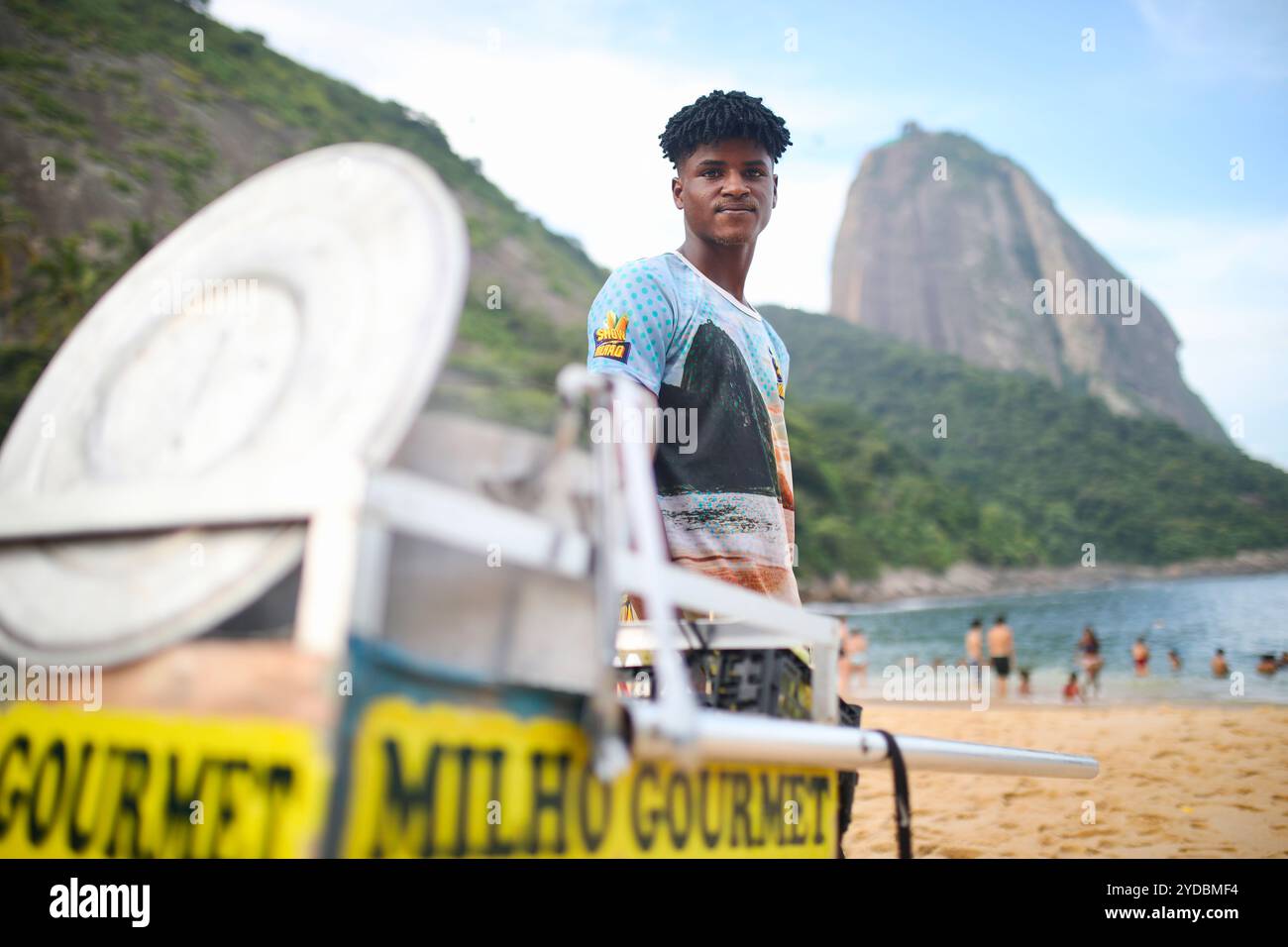 Rio De Janeiro, Brasile. 9 marzo 2024. Un venditore di mais sulla spiaggia di Vermelha a Rio de Janeiro. Con il riscaldamento globale, le ondate di calore stanno diventando sempre più frequenti, con un impatto sulla salute dei lavoratori della spiaggia, che hanno maggiori probabilità di sviluppare tumori cutanei. (Foto di Apolline Guillerot-Malick/SOPA Images/Sipa USA) credito: SIPA USA/Alamy Live News Foto Stock