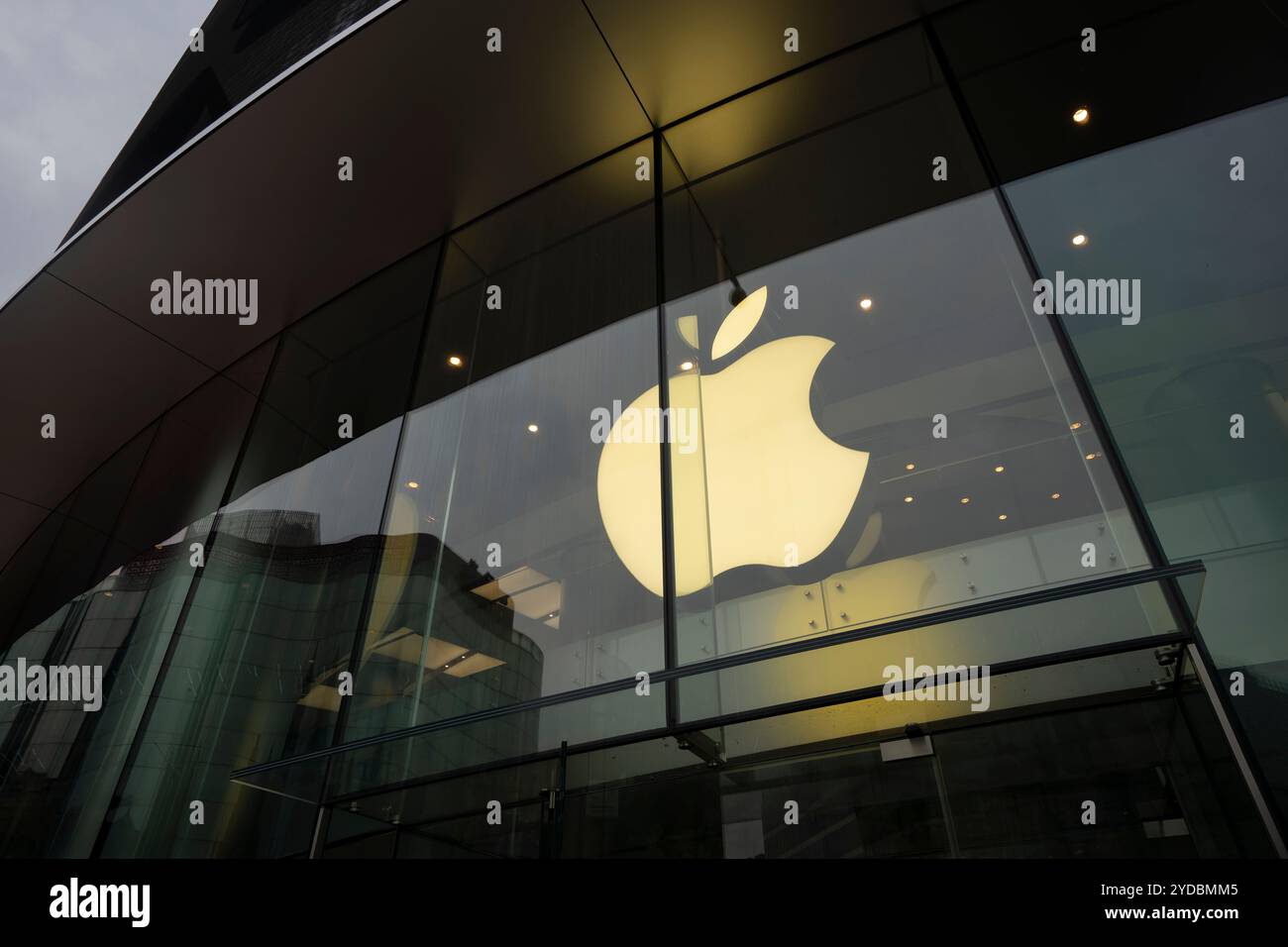 Il logo Apple è visibile presso l'Apple Wangfujing Store di Pechino, Cina, venerdì 21 luglio 2023. Foto Stock