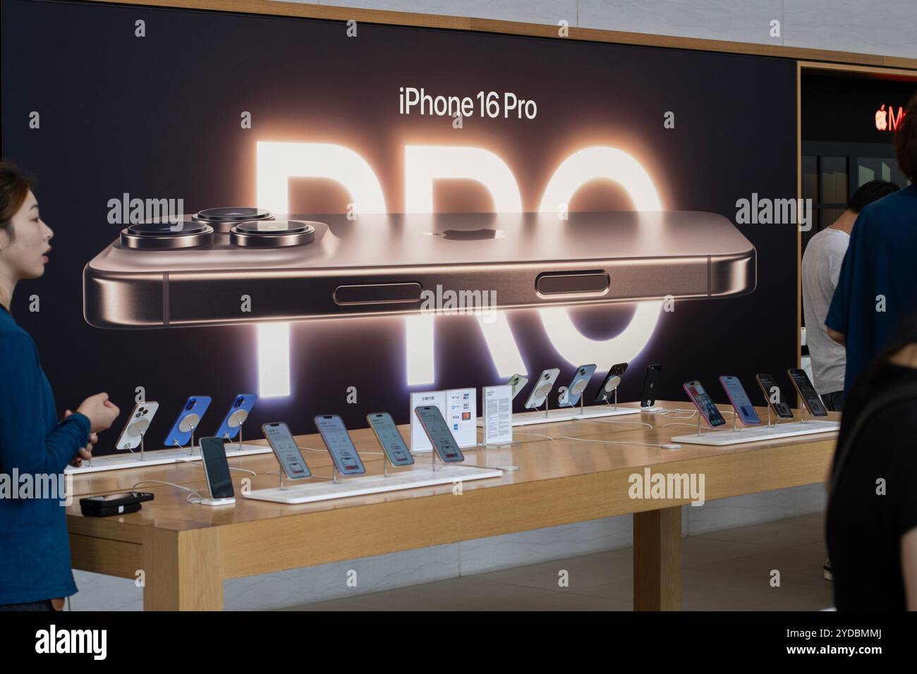 La pubblicità per il nuovo iPhone 16 Pro è disponibile in un Apple Store a Shanghai, Cina, lunedì 14 ottobre 2024. Foto Stock