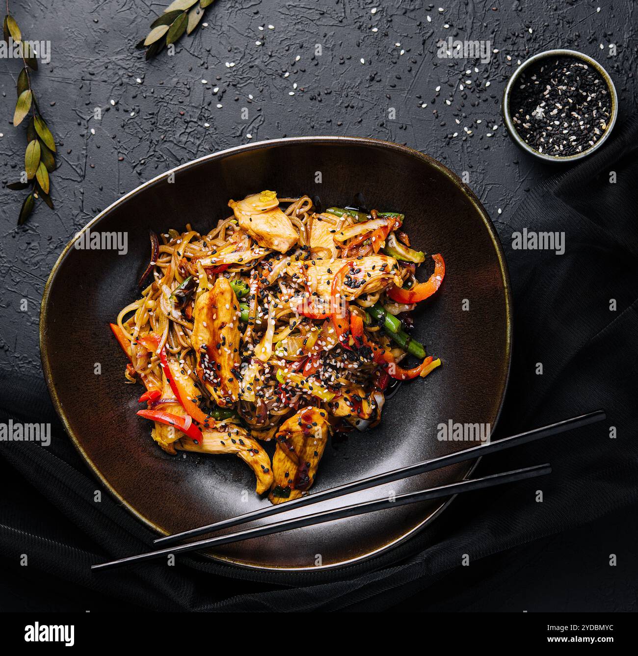 Appetitosi piatti asiatici, pollo e verdure, noodles udon wok Foto Stock