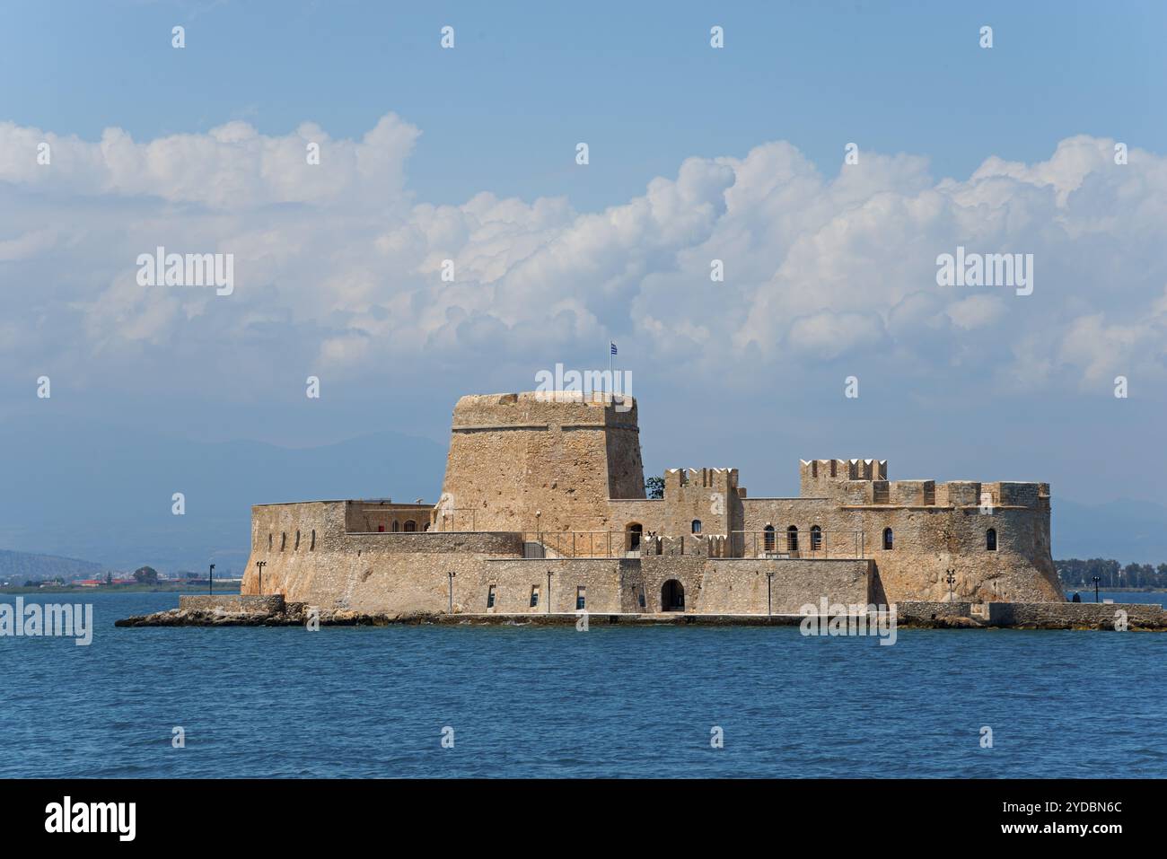 Vecchio castello su una piccola isola nel mare blu sotto un cielo nuvoloso, fortezza, isola di Bourtz, Bourtsi, Nafplio, Nauplia, Nauplia, Nauplia, Argolis, Argo Foto Stock