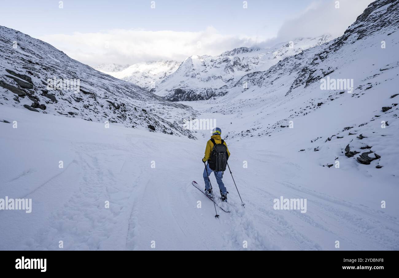Sci alpino in un paesaggio di montagna innevato nella valle del Madritschtal, nelle Alpi Ortler, nella Val Venosta, in Italia, in Europa Foto Stock