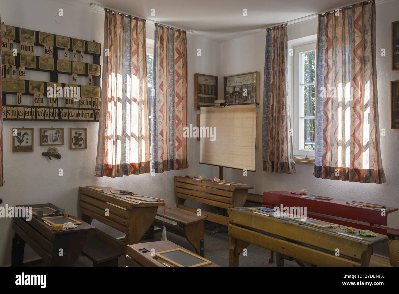 Aula retrò con mobili in legno, tende semplici e molta luce naturale attraverso le finestre, museo scolastico, Muensterland, Renania settentrionale-Vestfalia, GE Foto Stock