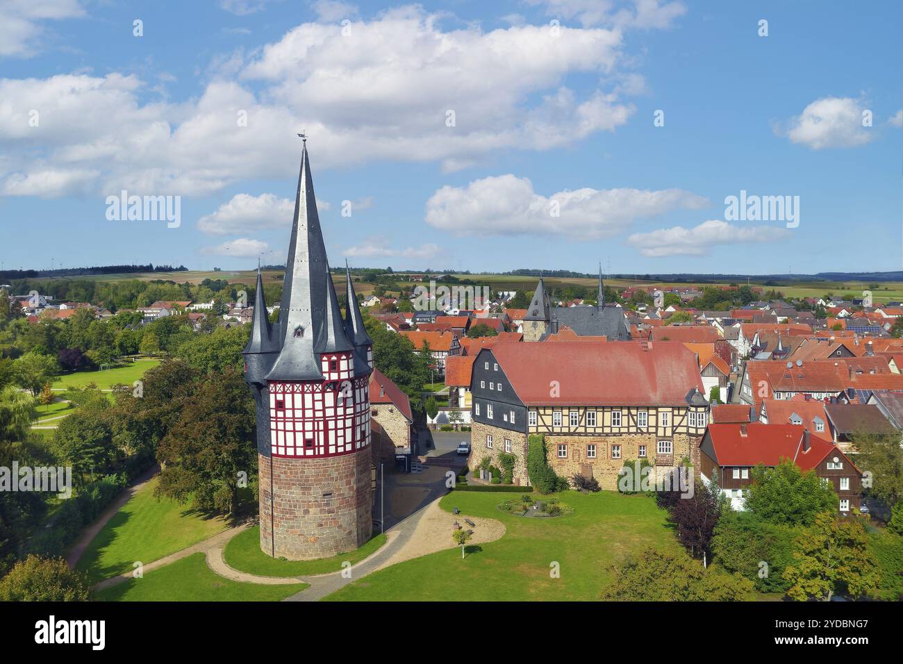 Vista aerea, torre Junker Hansen, torre di difesa fortificata, torre residenziale, il più grande edificio rotondo a graticcio del mondo, altezza 51 metri, bui Foto Stock