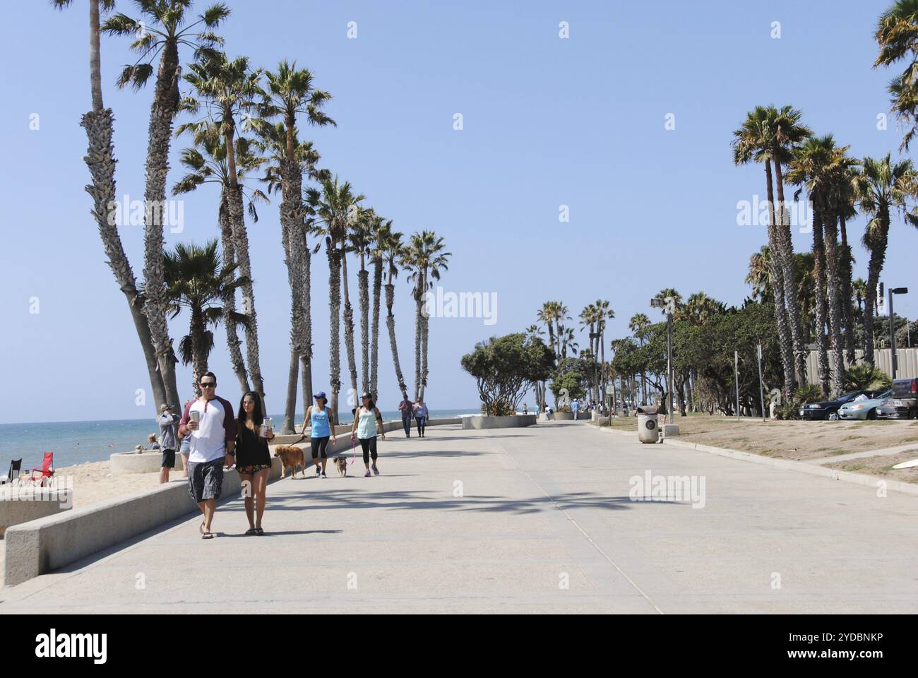 Persone che camminano lungo il lungomare di Ventura vicino alla spiaggia Foto Stock