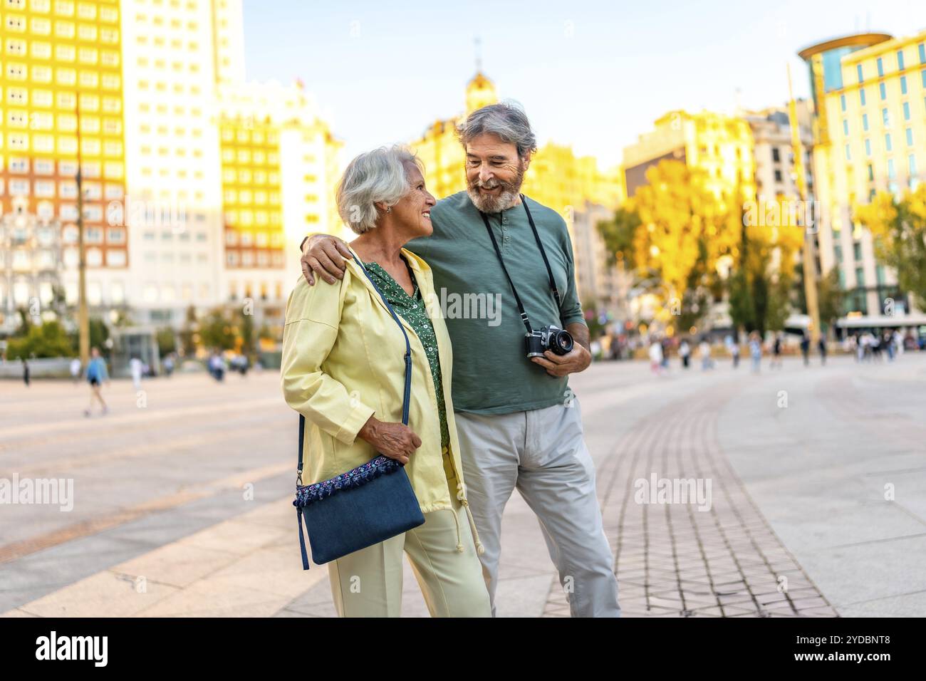 Coppie senior che visitano e passeggiano insieme per la città Foto Stock