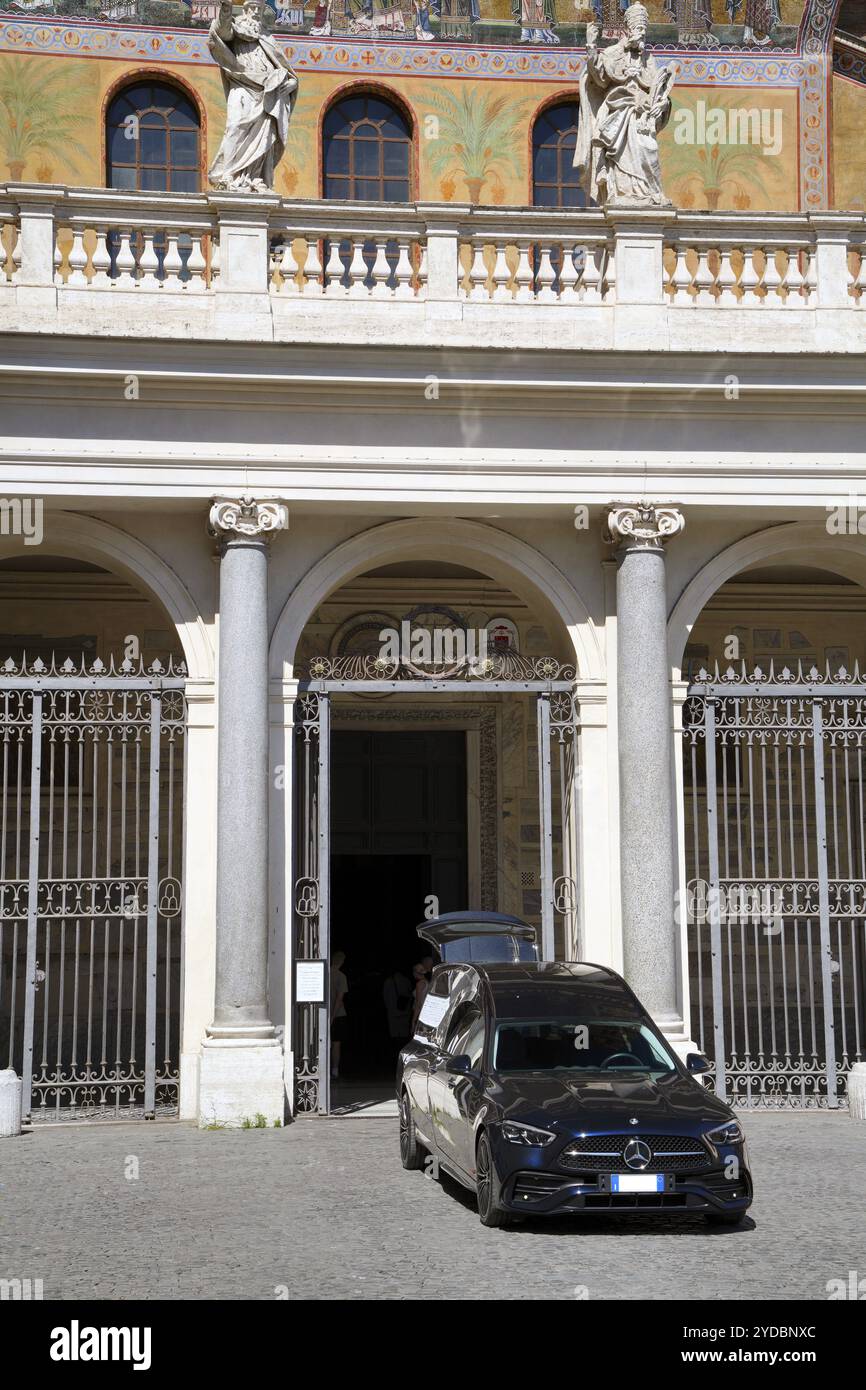 Funerale, focolare, la chiesa mariana più antica di Roma, Santa Maria in Trastevere, quartiere Trastevere, Roma, regione Lazio, Italia, Roma, Lazio, Italia Foto Stock