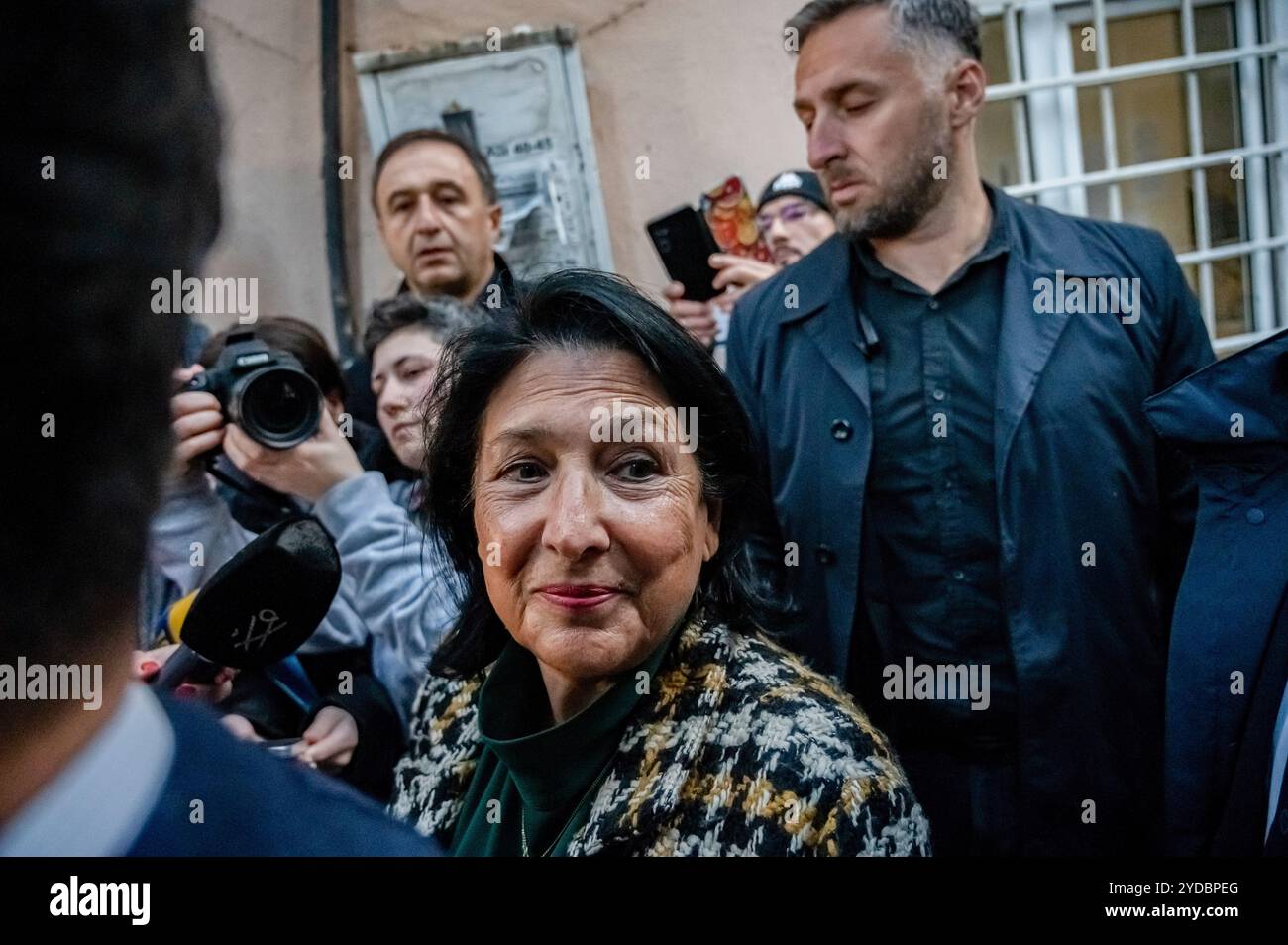 Tbilisi, Georgia. 26 ottobre 2024. Il presidente della Repubblica georgiana, Salome Zourabichvili parla alla stampa dopo aver dato il suo voto durante le elezioni georgiane. Credito: SOPA Images Limited/Alamy Live News Foto Stock