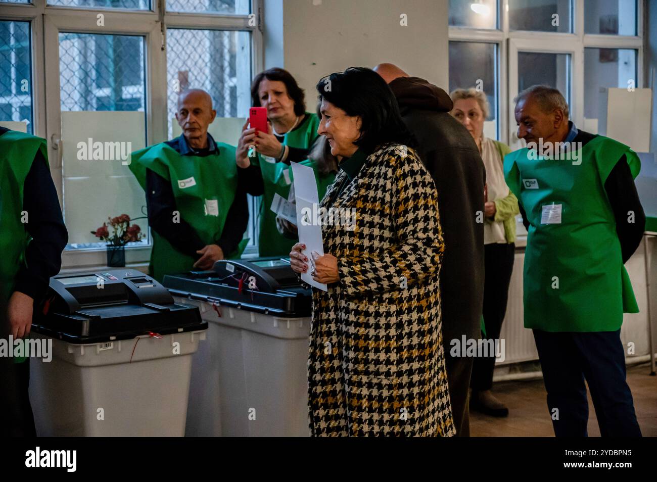 Tbilisi, Georgia. 26 ottobre 2024. Il presidente della Repubblica georgiana, Salome Zourabichvili, visto al seggio elettorale, stava per esprimere il suo voto durante le elezioni georgiane. (Foto di Maria Giulia Molinaro vitale/SOPA Images/Sipa USA) credito: SIPA USA/Alamy Live News Foto Stock