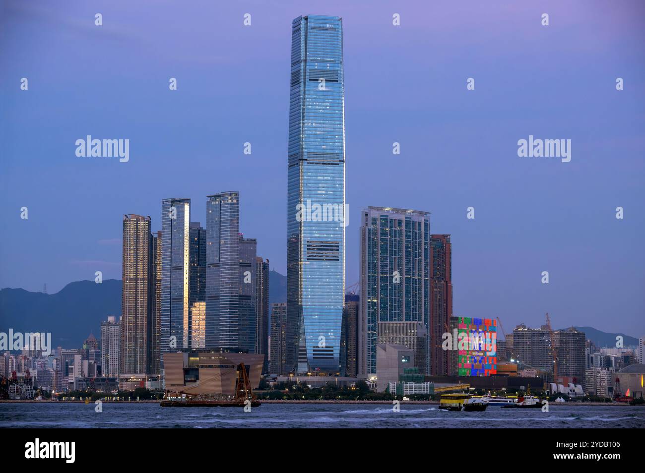 L'ICC International Commerce Centre e il nuovissimo museo M+ di cultura visiva di Hong Kong, Victoria Harbour, Hong Kong, Cina. Foto Stock