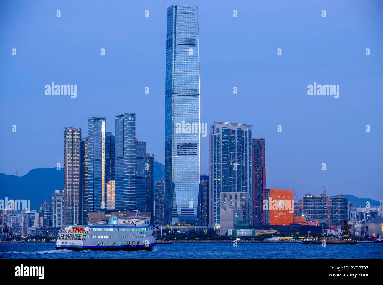 L'ICC International Commerce Centre e il nuovissimo museo M+ di cultura visiva di Hong Kong, Victoria Harbour, Hong Kong, Cina. Foto Stock