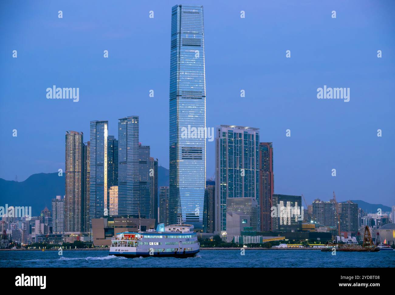 L'ICC International Commerce Centre e il nuovissimo museo M+ di cultura visiva di Hong Kong, Victoria Harbour, Hong Kong, Cina. Foto Stock