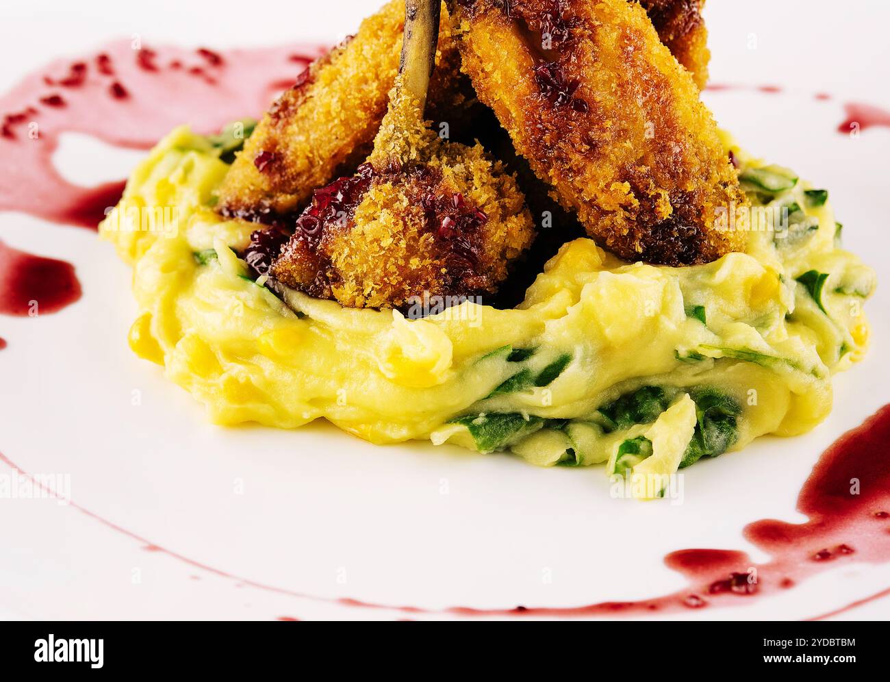Anatra impanata con purè di patate sul piatto Foto Stock