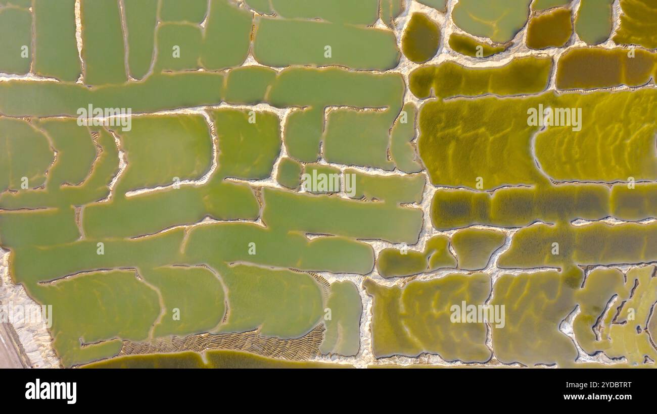 Vista dall'alto su variopinte pozzanghere sotterranee, acqua sotterranea nella miniera di sabbia aperta, grande miniera di sabbia, scavi di superficie a cielo aperto, Foto Stock