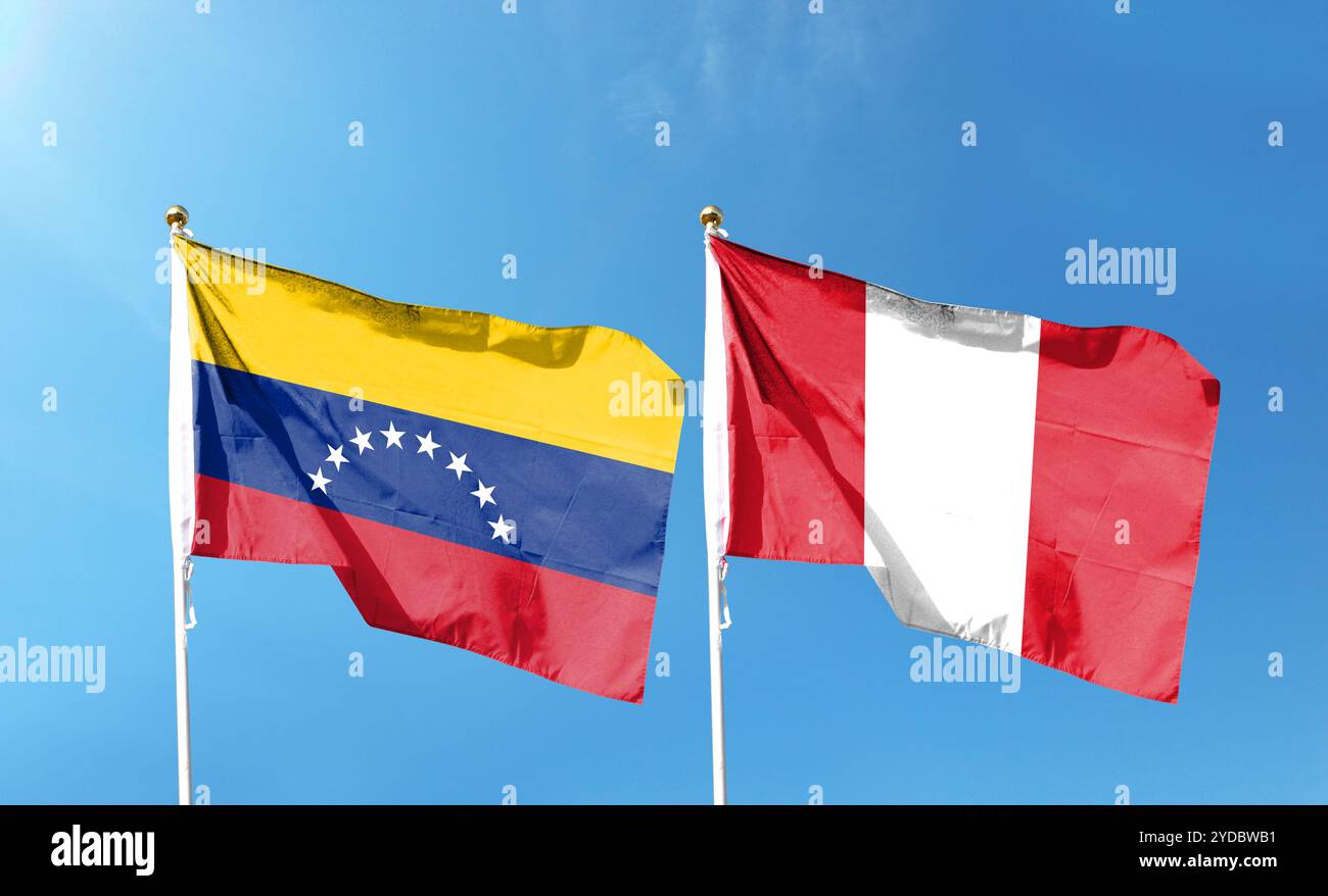 Bandiera venezuelana e bandiera peruviana sul cielo nuvoloso. vola nel cielo Foto Stock
