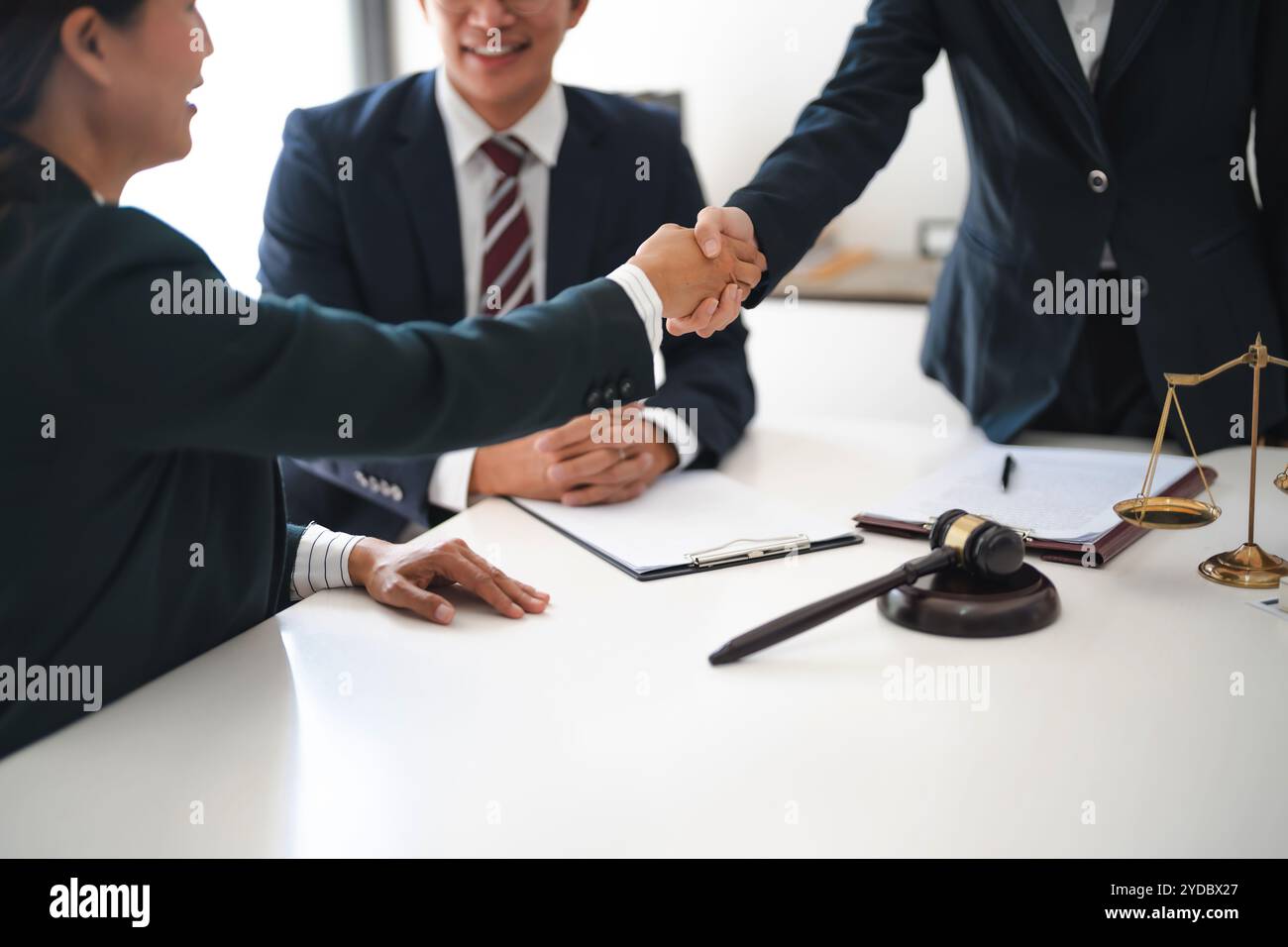 Consulente legale che stringe la mano con il cliente firma il contratto. nello studio legale. Stretta di mano per una riunione d'affari. Â Foto Stock