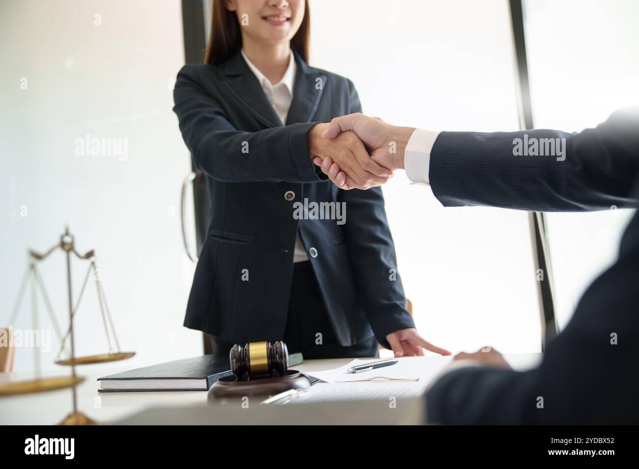 Consulente legale che stringe la mano con il cliente firma il contratto. nello studio legale. Stretta di mano per una riunione d'affari. Â Foto Stock