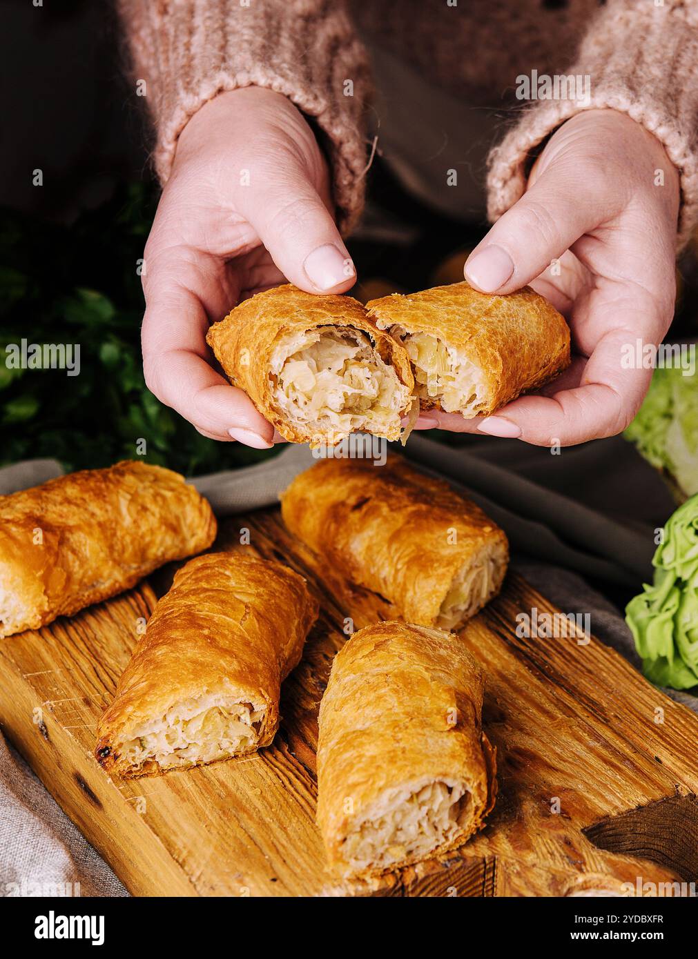 Una donna ha una pasticceria rumena con cavolo Foto Stock