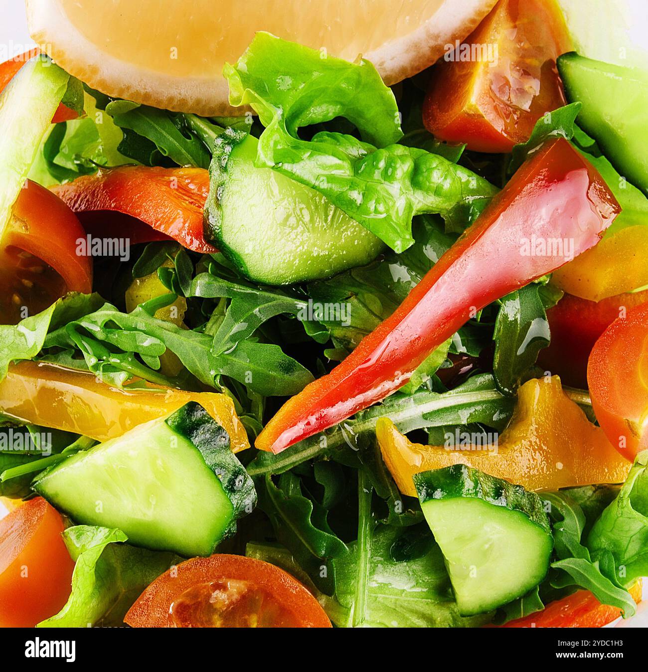 Insalata vegetale in un contenitore di plastica Foto Stock