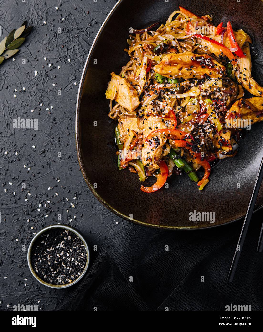Appetitosi piatti asiatici, pollo e verdure, noodles udon wok Foto Stock
