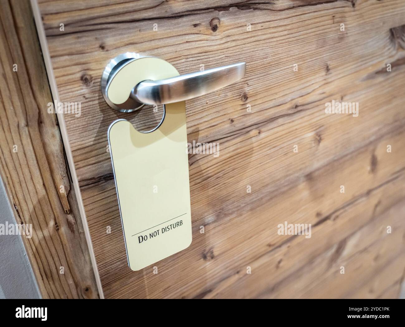 Non disturbare il cartello appeso alla porta chiusa di un hotel Foto Stock