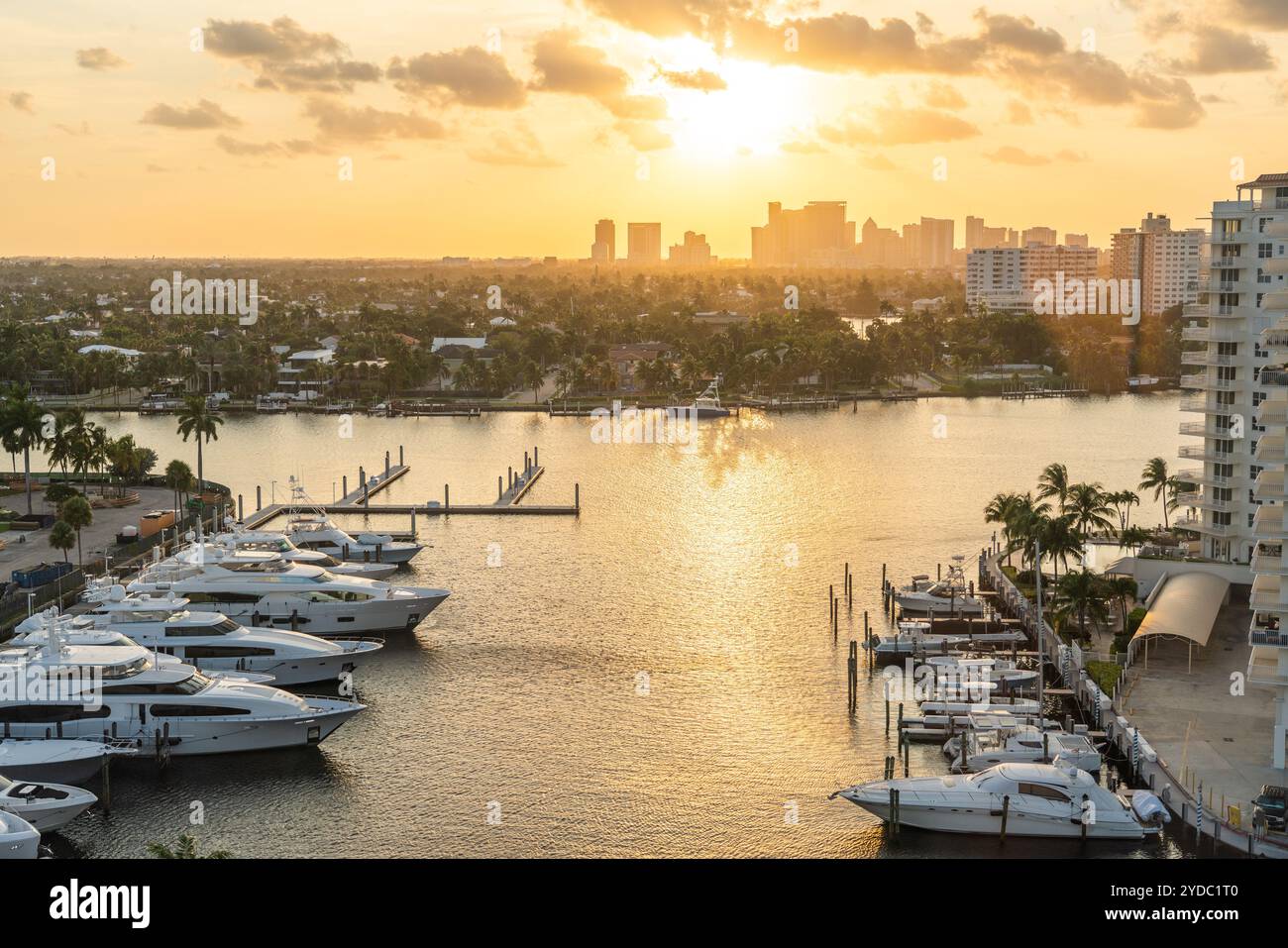 Yacht di lusso parcheggiato su un canale con il sole che tramonta a Fort Lauderdale. Porto di Fort Lauderdale con tramonto al porticciolo Foto Stock