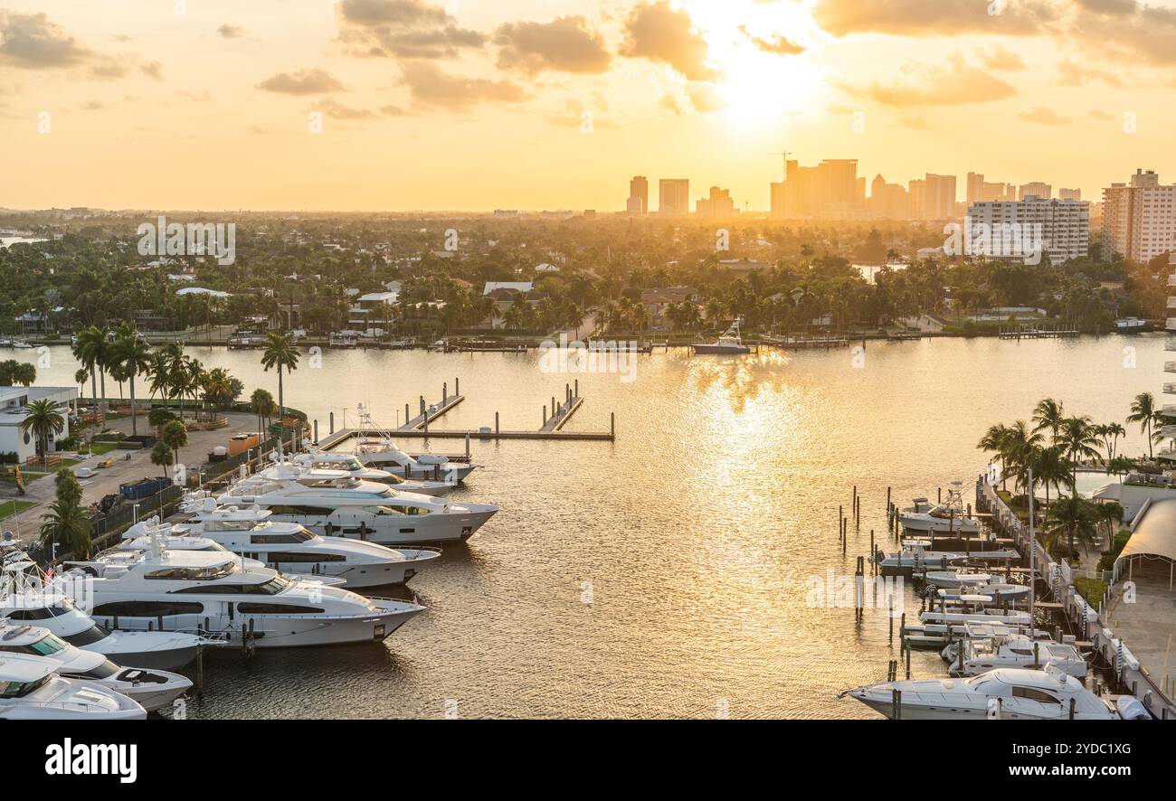 Yacht di lusso parcheggiato su un canale con il sole che tramonta a Fort Lauderdale. Porto di Fort Lauderdale con tramonto al porticciolo Foto Stock