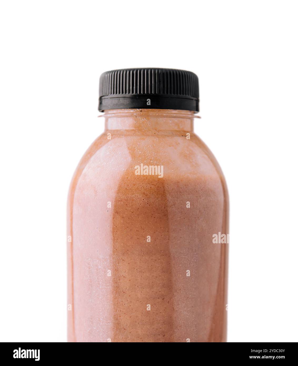 Frullati di cioccolato in bottiglie di plastica su bianco Foto Stock