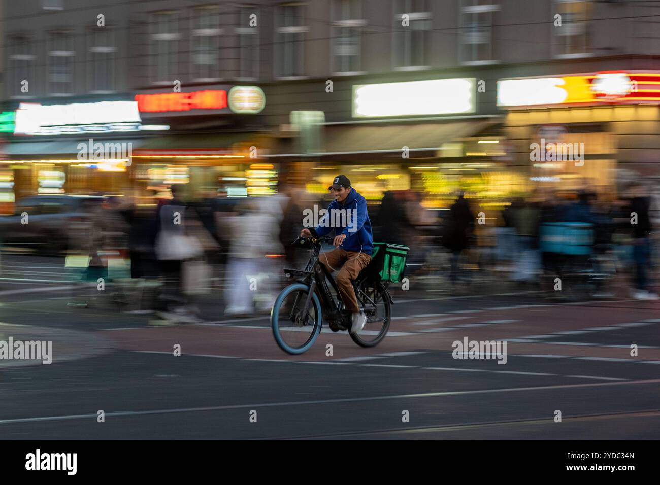 Fahrer des Essensliederdienstes Uber Eats unterwegs a Berlino. / Autista del servizio di consegna di cibo Uber Eats sulla strada a Berlino. Lieferservice *** Autista del servizio di consegna di cibo Uber Eats su strada a Berlino Autista del servizio di consegna di cibo Uber Eats su strada a Berlino servizio di consegna sp202410251258.jpg Foto Stock