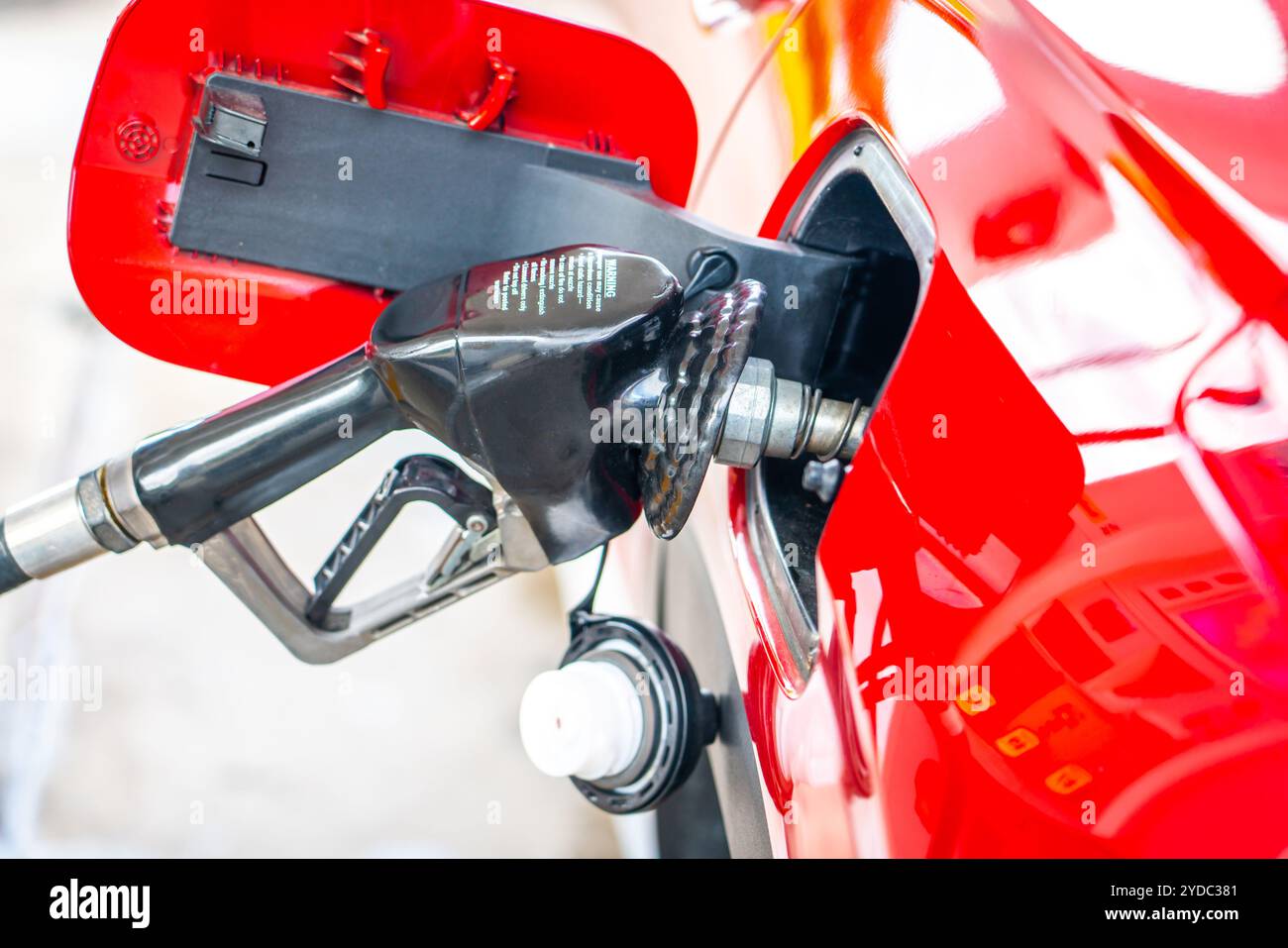 Rifornimento di carburante presso la stazione di rifornimento. Pompa carburante con benzina. La manutenzione consiste nel rifornire di gas o gasolio nel serbatoio Foto Stock