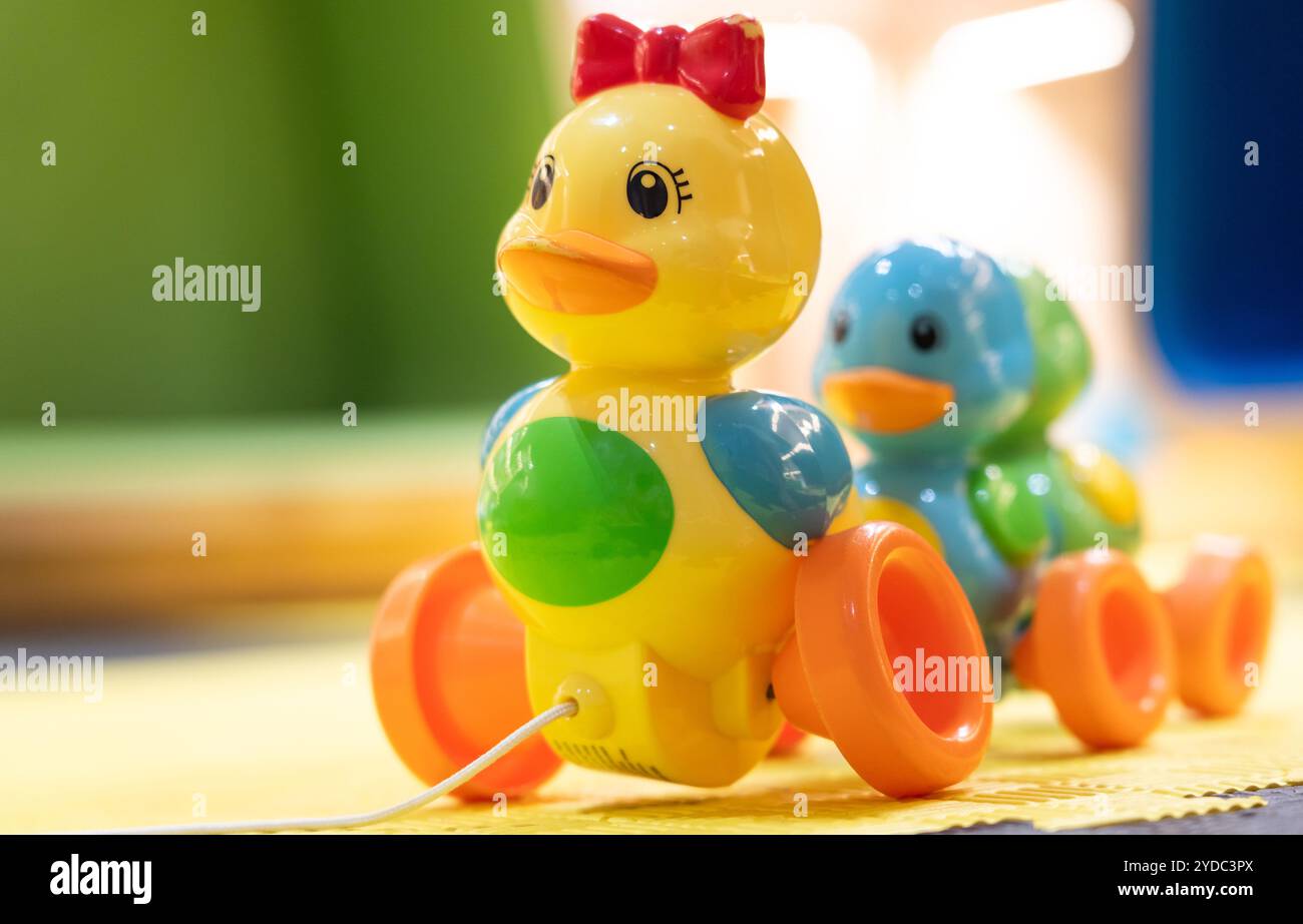 Anatra pullalong colorata e allegra con due piccoli giocattoli anatre perfetti per il gioco dei bambini Foto Stock
