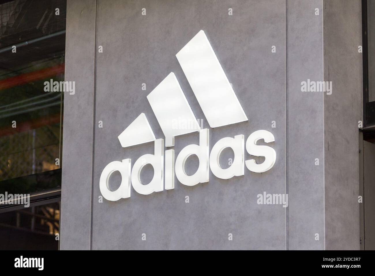 NEW YORK, Stati Uniti d'America - 16 Maggio 2019: Adidas logo in un negozio di fronte a Manhattan, New York Foto Stock