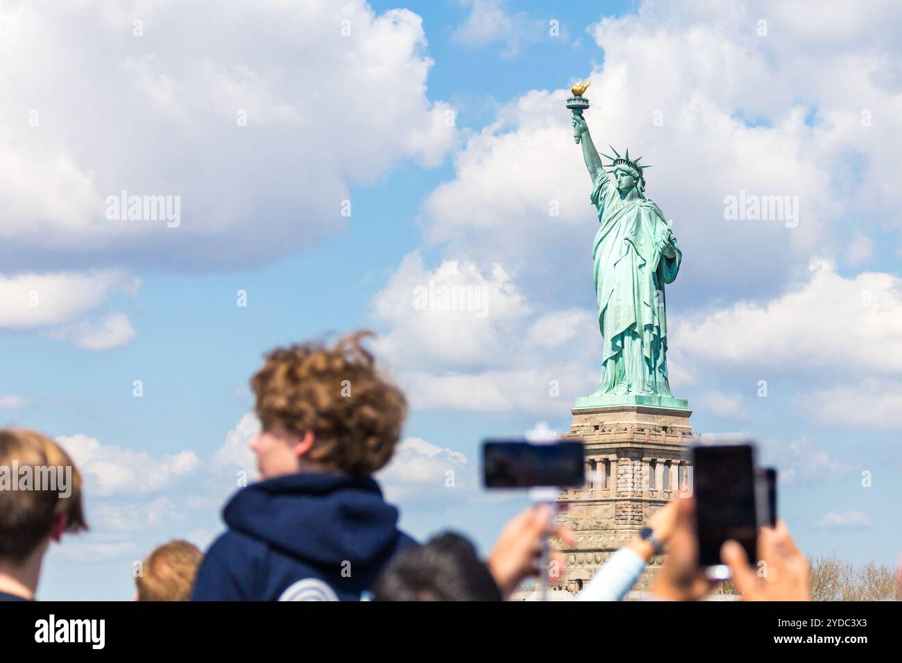 Le persone fanno la foto della statua della Libertà di New York City, NY, STATI UNITI D'AMERICA Foto Stock